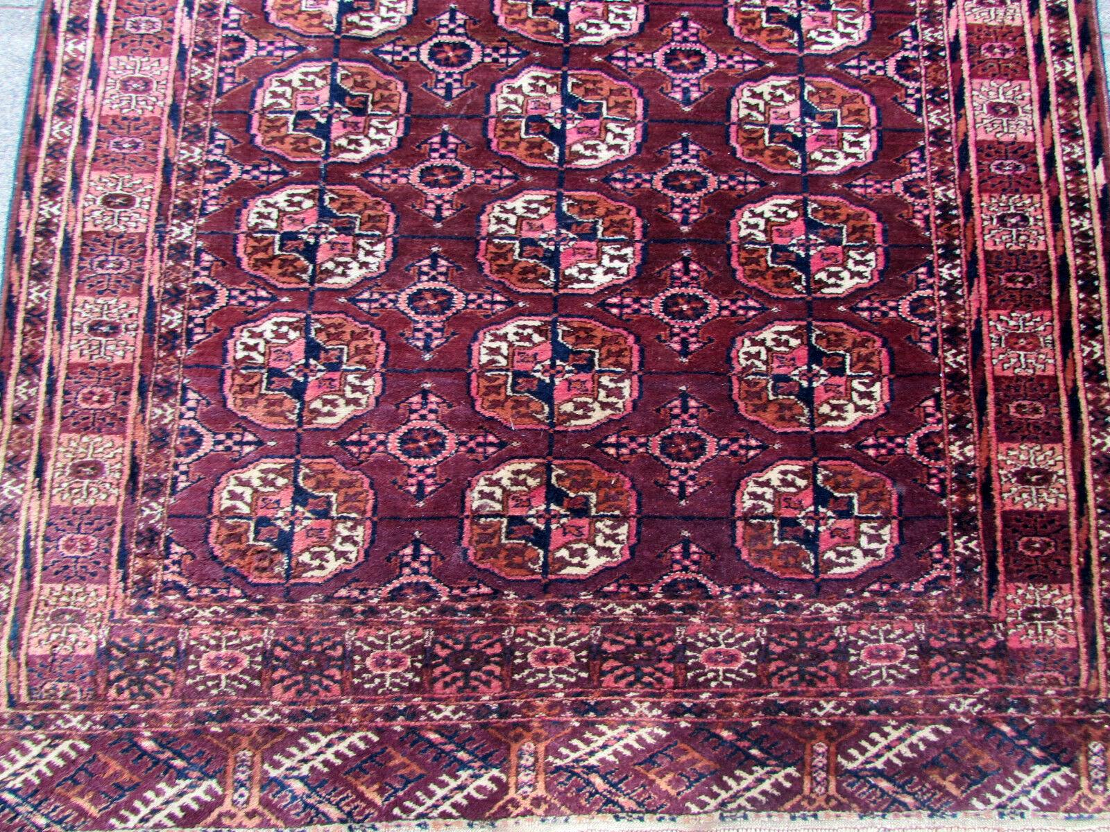 Handmade antique Turkmen Tekke rug in burgundy wool. The rug is from the beginning of 20th century in original condition, it has some wears.

-Condition: Original, some age wear,

-circa 1900s,

-Size: 3.7' x 4.10' (208cm x