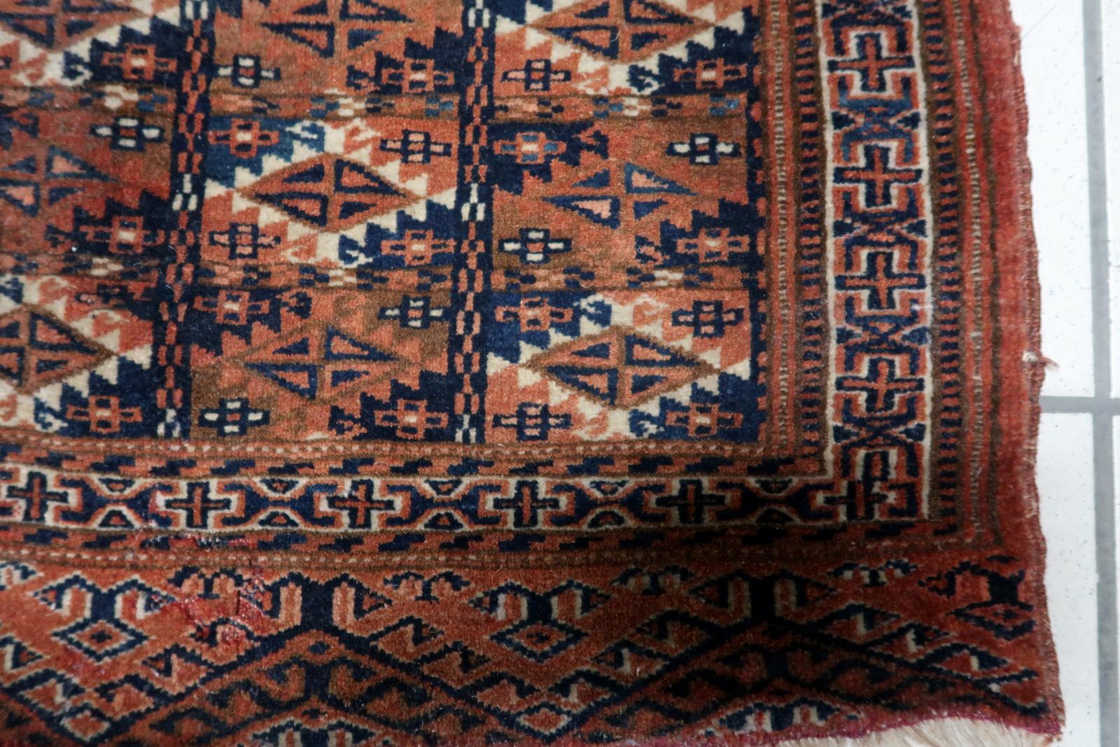 Außergewöhnliche antike turkmenische Yomud-Matte (Zentralasien), CIRCA 1900
Erwerben Sie mit dieser kleinen, exquisiten antiken turkmenischen Yomud-Matte ein wahrhaft seltenes Stück zentralasiatischer Nomaden-Textilgeschichte. Handgeknüpft aus