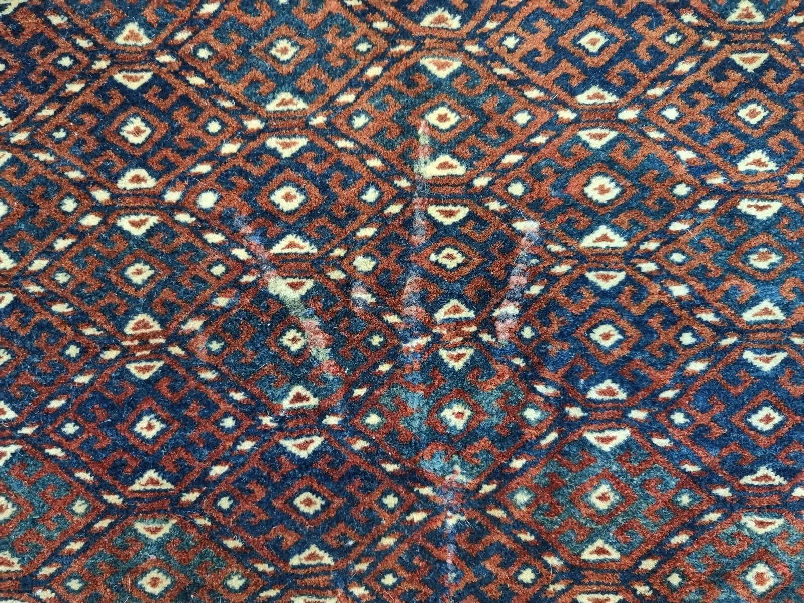 Cet exquis tapis Türkmen ancien, fabriqué dans les années 1880, est un bel exemple de l'artisanat complexe typique de la région. Le tapis présente un motif géométrique classique, tissé entièrement à la main, et est fabriqué à partir de laine de