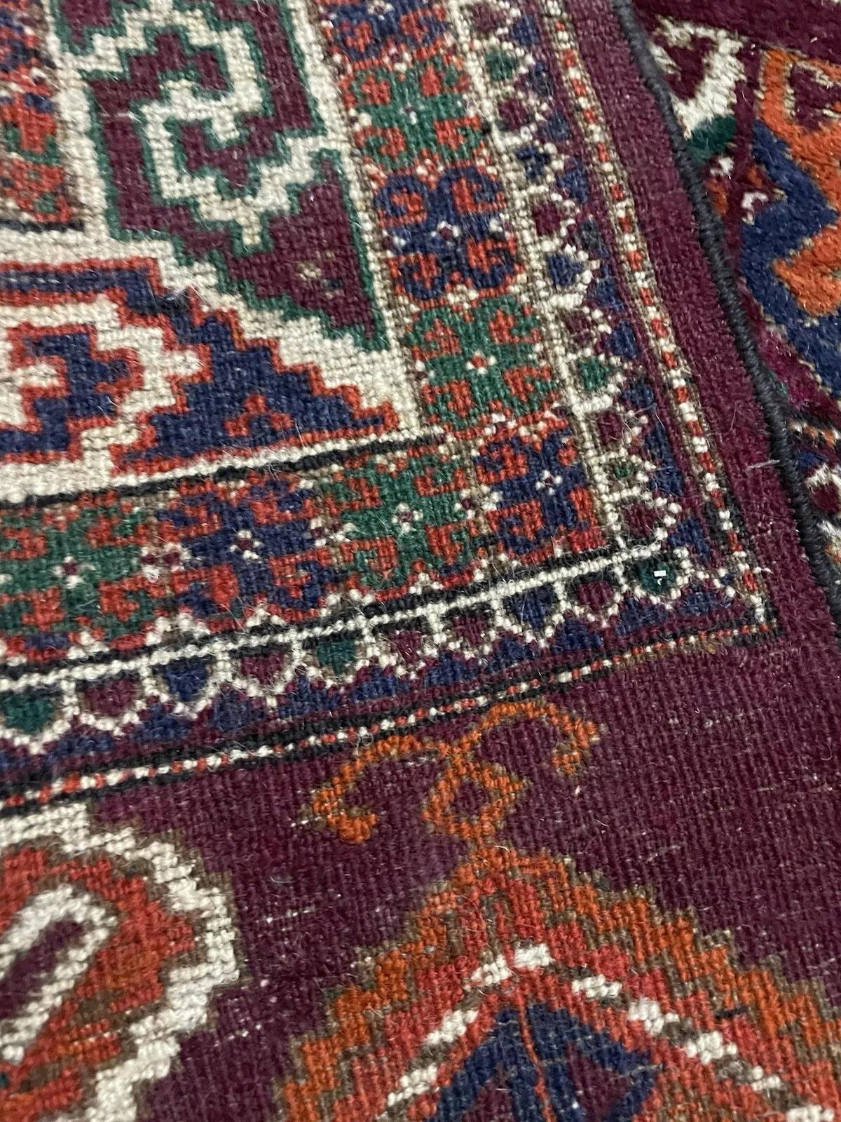 Tapis ancien en laine Yomud du Turkménistan, fait à la main
Il s'agit d'un magnifique tapis Yomud turkmène ancien, fait à la main, en laine et datant des années 1920. Les tapis turkmènes, en particulier ceux de la tribu Yomud, sont très prisés pour