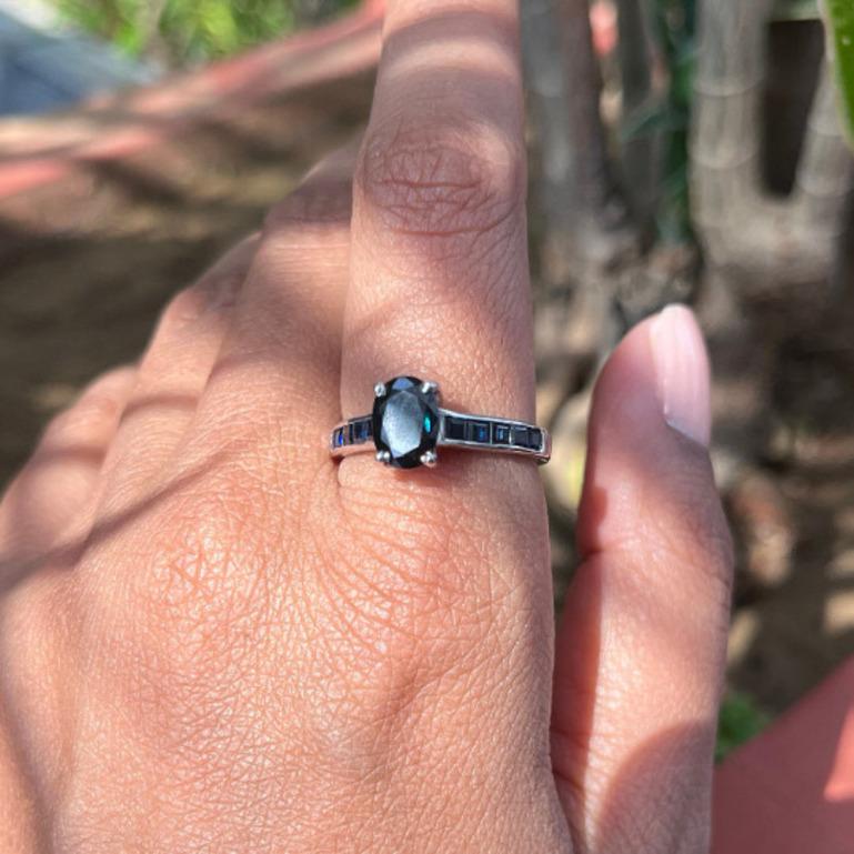 Im Angebot: Handgefertigter antiker Unisex-Ring aus Sterlingsilber mit blauem Saphir () 2