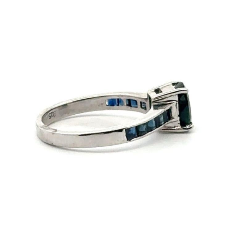 Im Angebot: Handgefertigter antiker Unisex-Ring aus Sterlingsilber mit blauem Saphir () 4