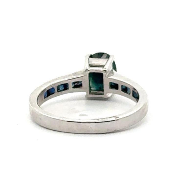 Im Angebot: Handgefertigter antiker Unisex-Ring aus Sterlingsilber mit blauem Saphir () 6