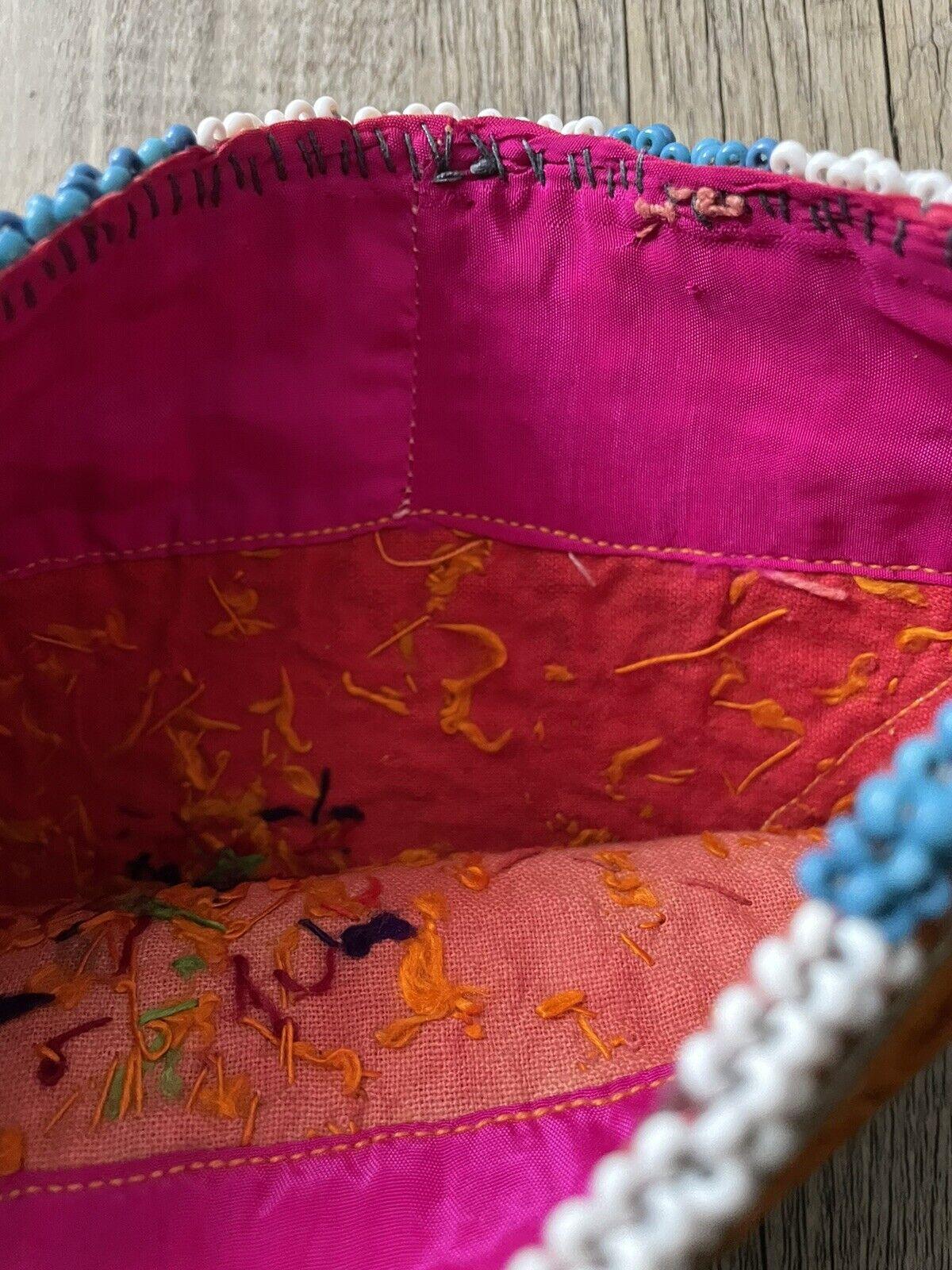 Handgefertigte antike usbekische Suzani-Sammlertasche aus den 1920er Jahren:

Design und Handwerkskunst:
Die Tasche ist ein lebhaftes Schaufenster der Suzani-Stickerei, einer klassischen zentralasiatischen Textilkunst.
Es zeigt eine Mischung aus