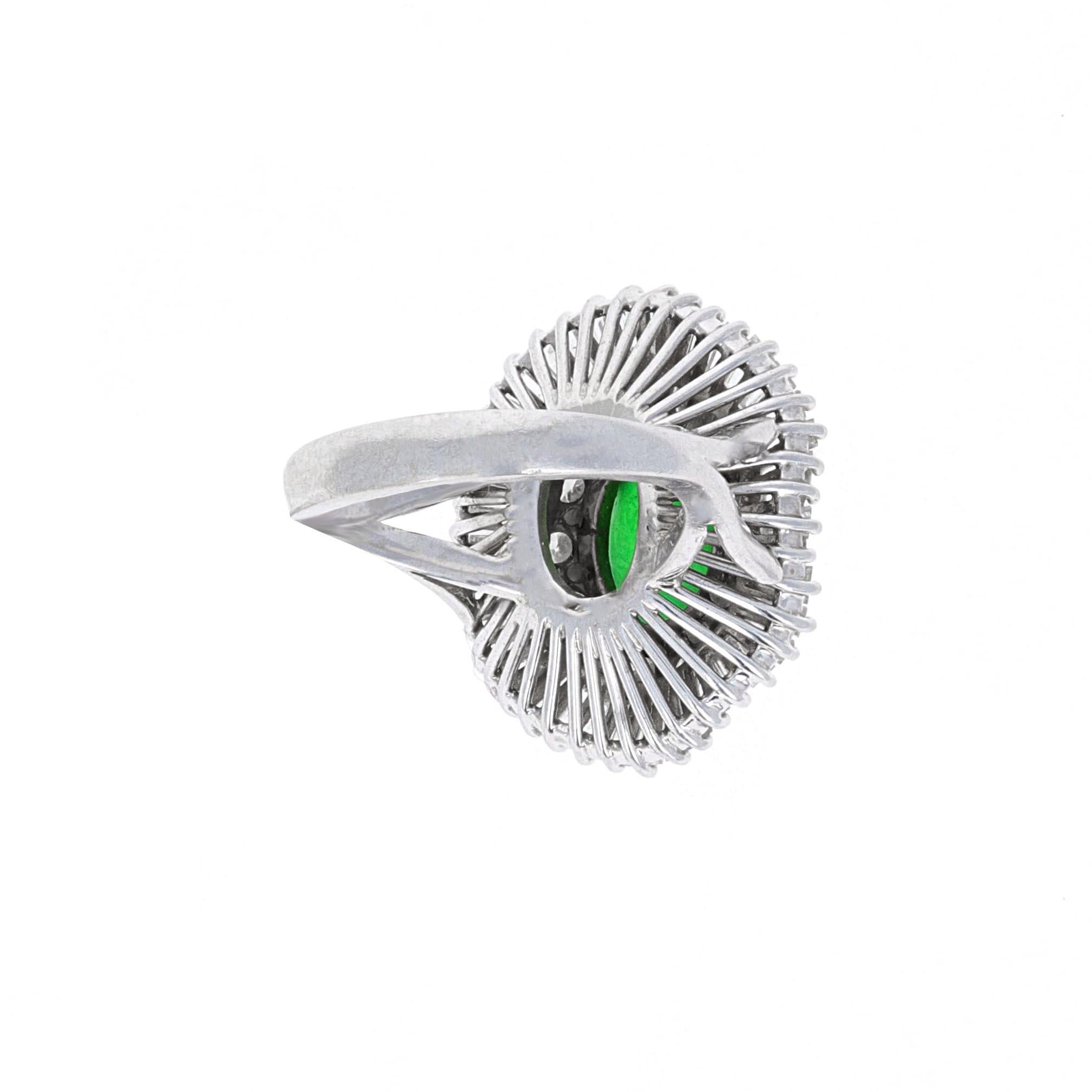 Taille ovale Bague cocktail en or blanc ancien de 3,25 carats, jade et diamants de 1,25 carat, faite à la main.  en vente