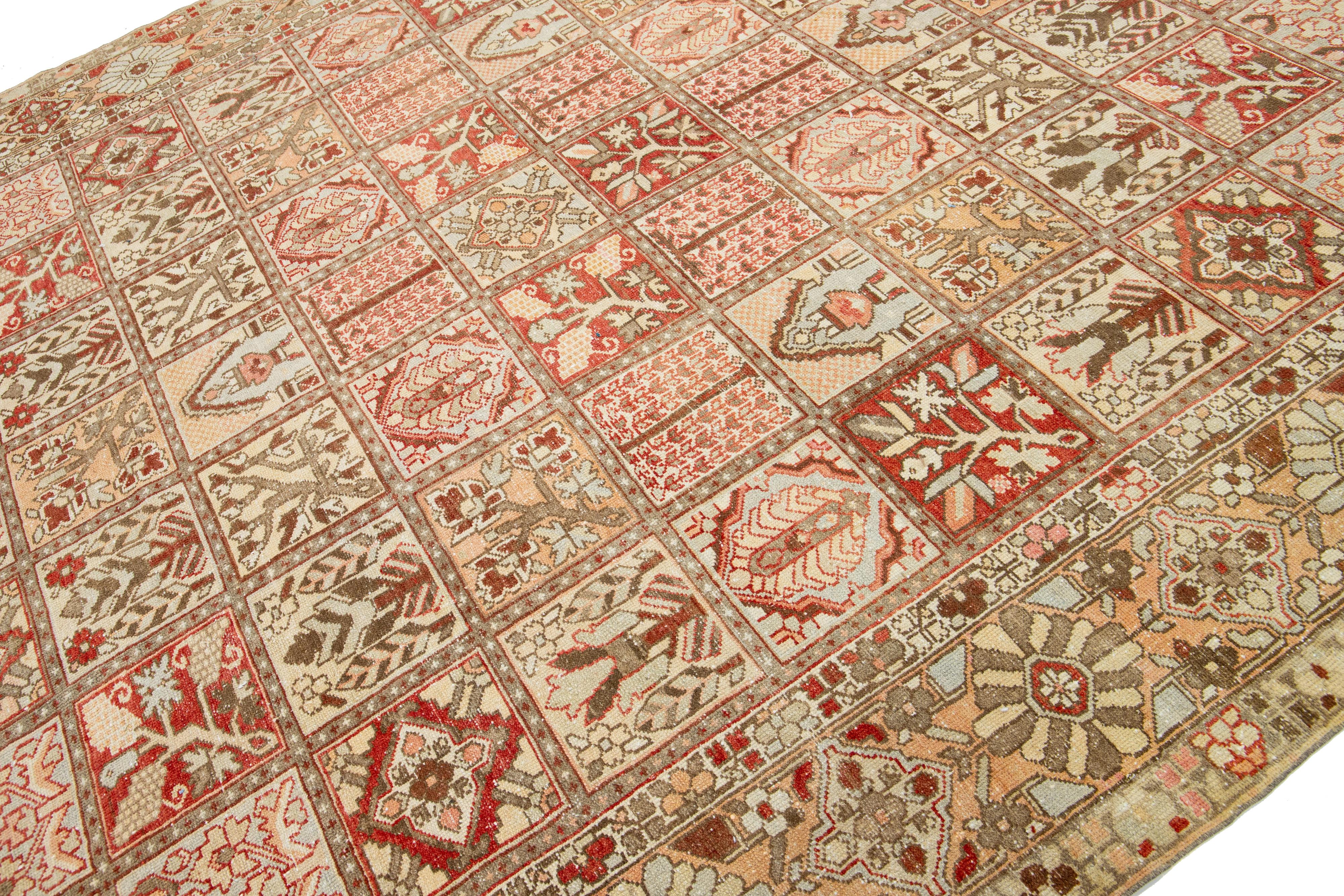 Islamique Tapis persan Bakhtiari ancien fait à la main avec motifs multicolores sur toute la surface en vente