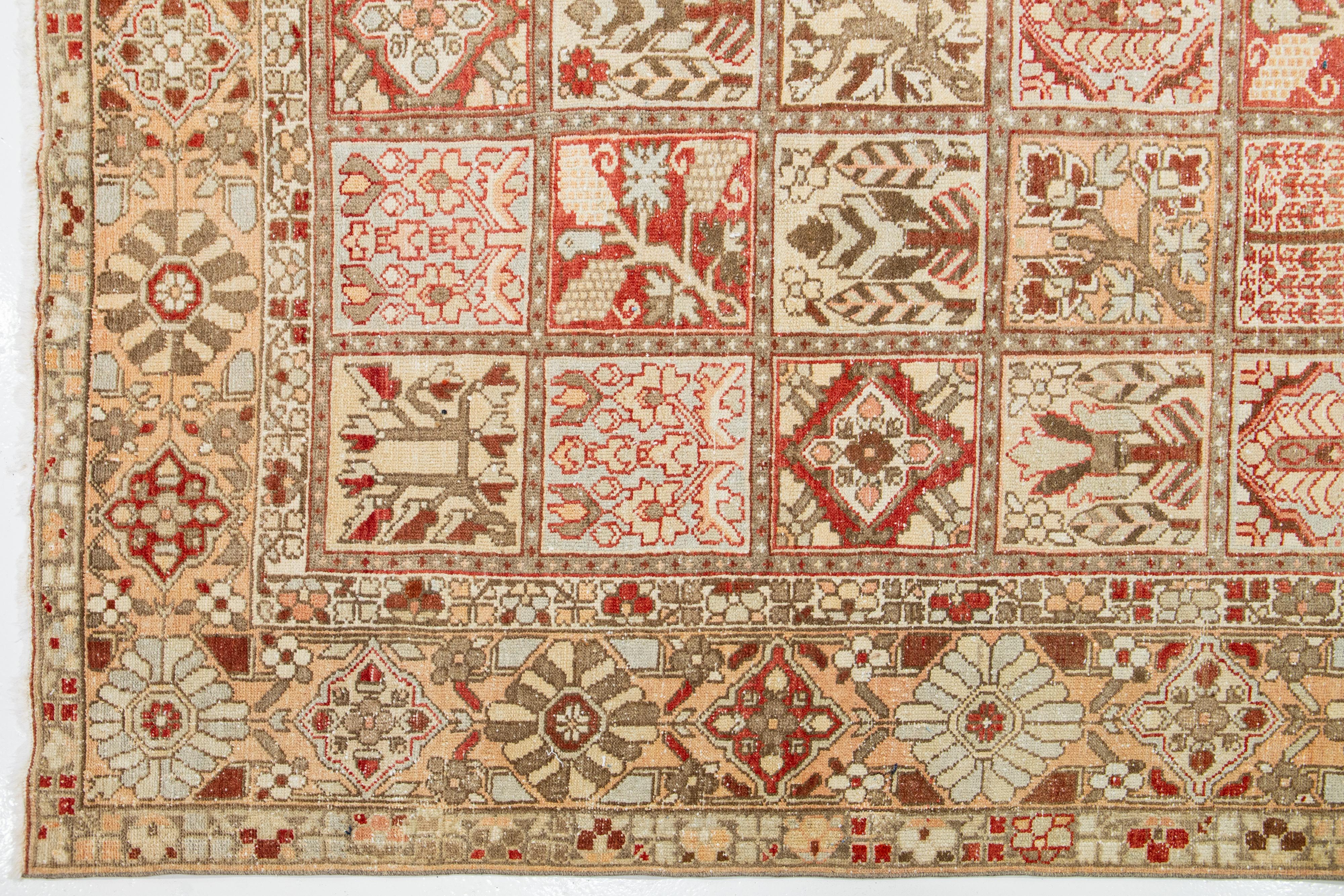 Noué à la main Tapis persan Bakhtiari ancien fait à la main avec motifs multicolores sur toute la surface en vente