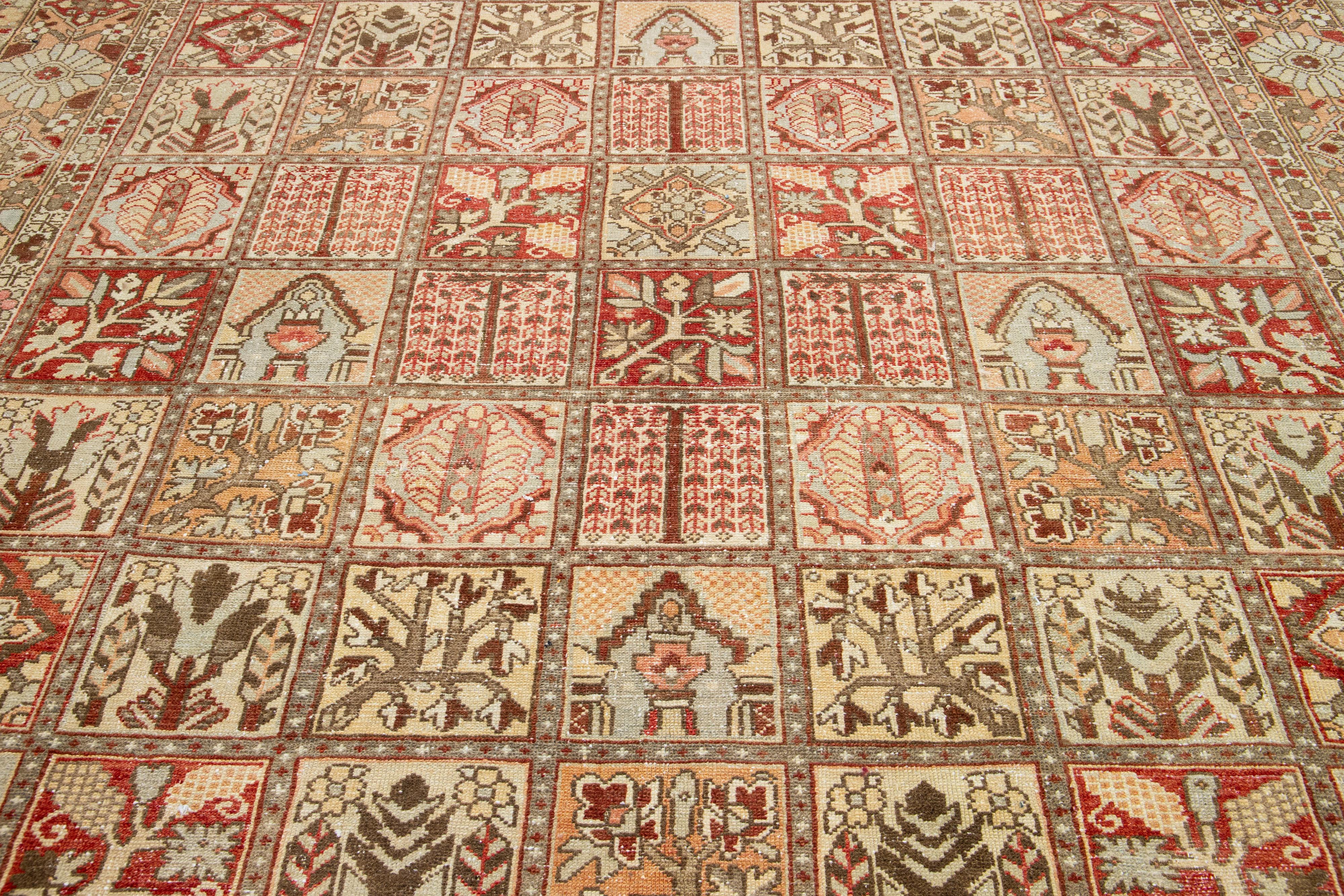 Tapis persan Bakhtiari ancien fait à la main avec motifs multicolores sur toute la surface Bon état - En vente à Norwalk, CT