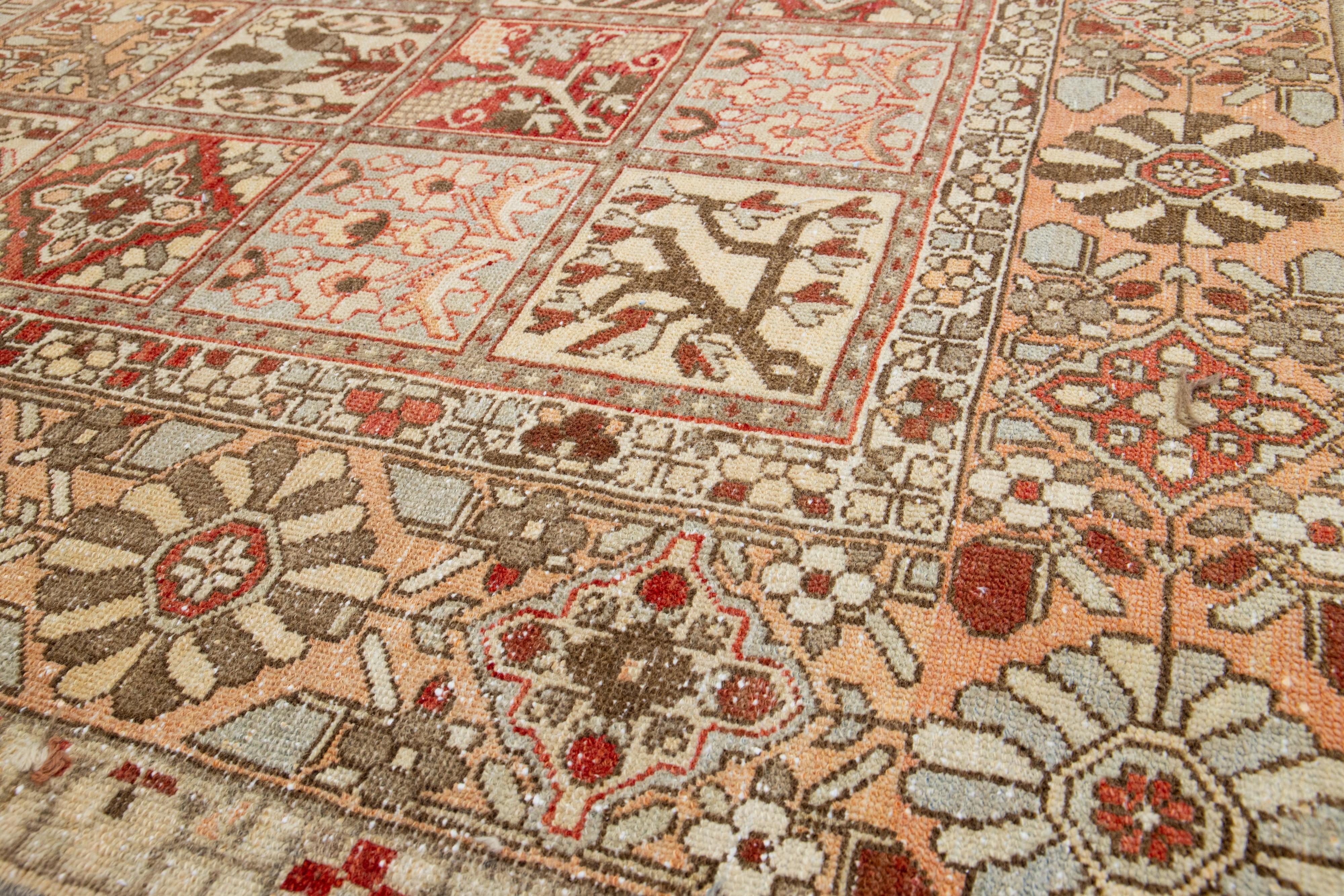 Tapis persan Bakhtiari ancien fait à la main avec motifs multicolores sur toute la surface en vente 1