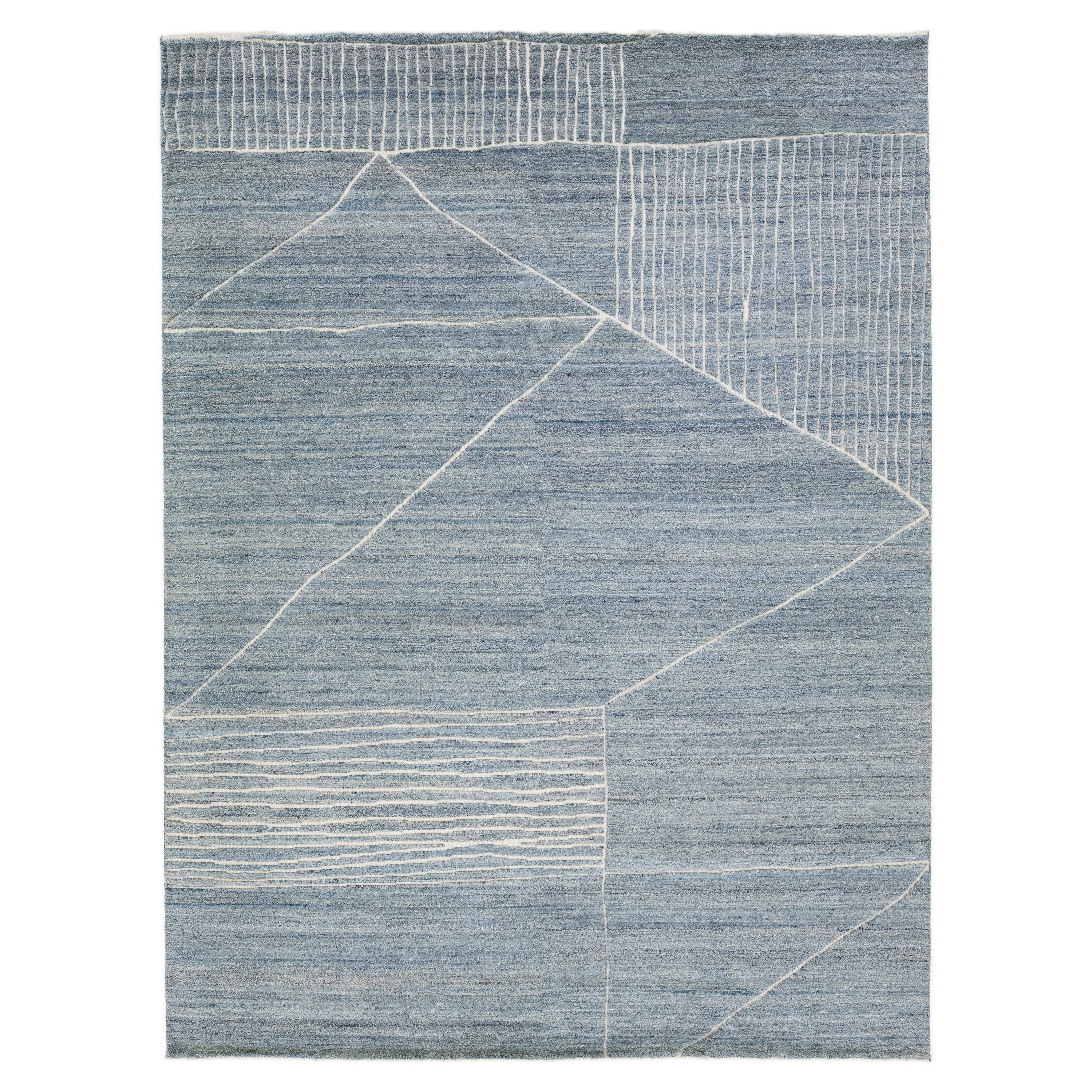 Handgefertigter blauer moderner Apadana-Wollteppich im marokkanischen Stil im Angebot
