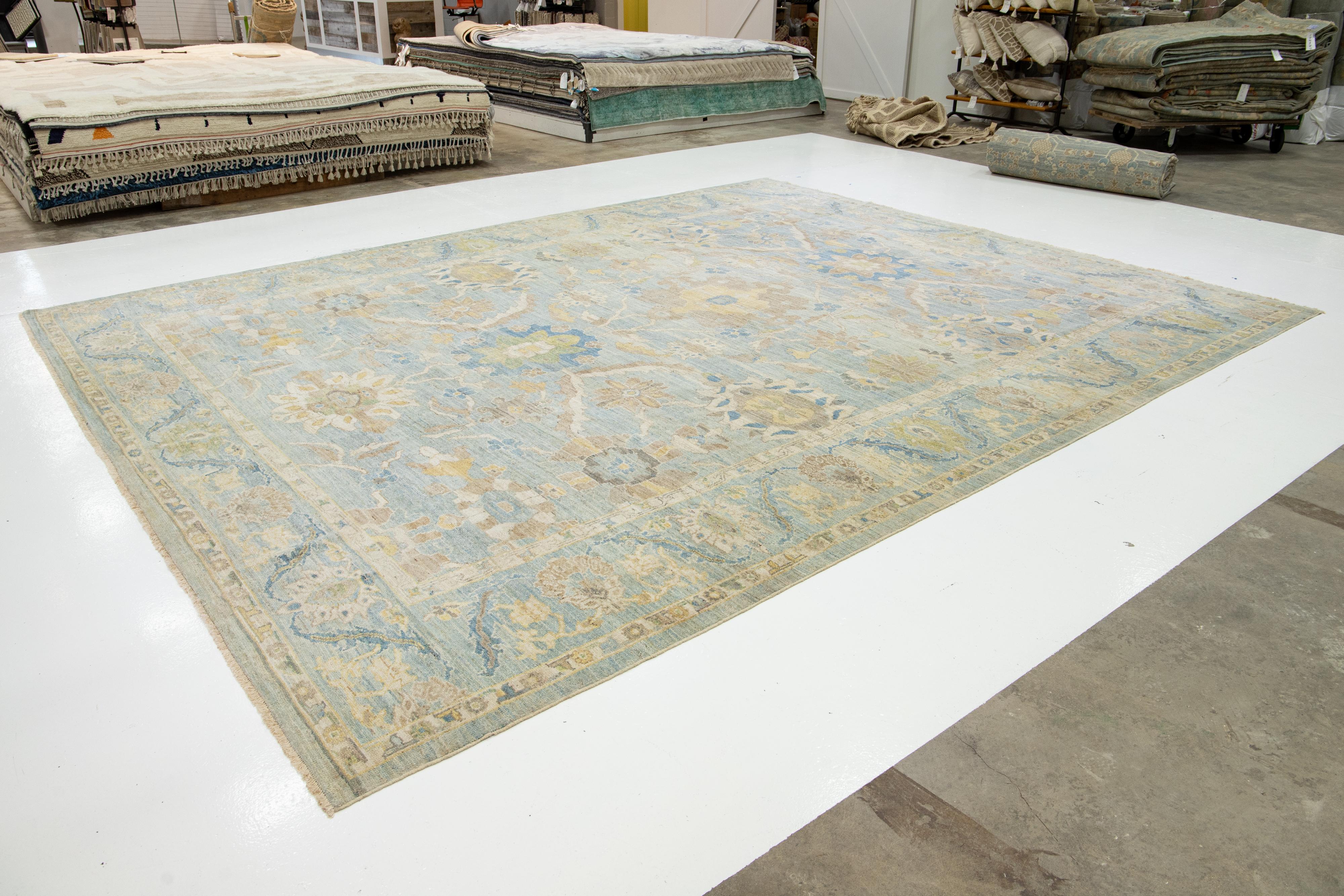 Pakistano Tappeto contemporaneo in lana blu Sultanabad Rugs fatto a mano da Apadana con design floreale in vendita