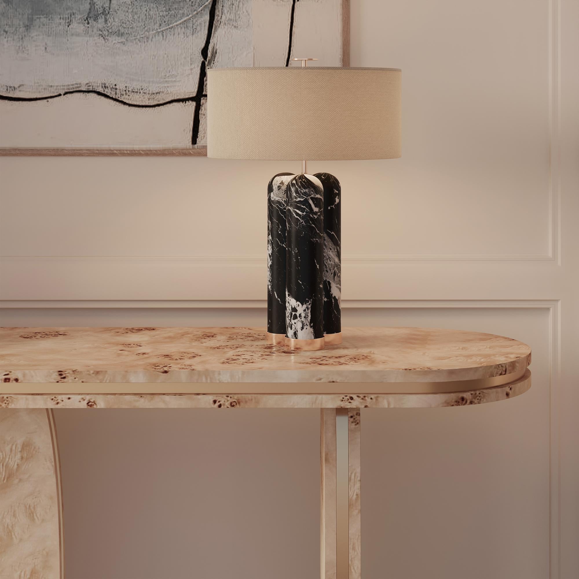 La Lámpara de Sobremesa Arnaud es una pieza atrevida y sofisticada que combina a la perfección formas escultóricas con materiales lujosos. Fabricada en mármol Nero Marquina, su distintiva base presenta una silueta redondeada en forma de columna con