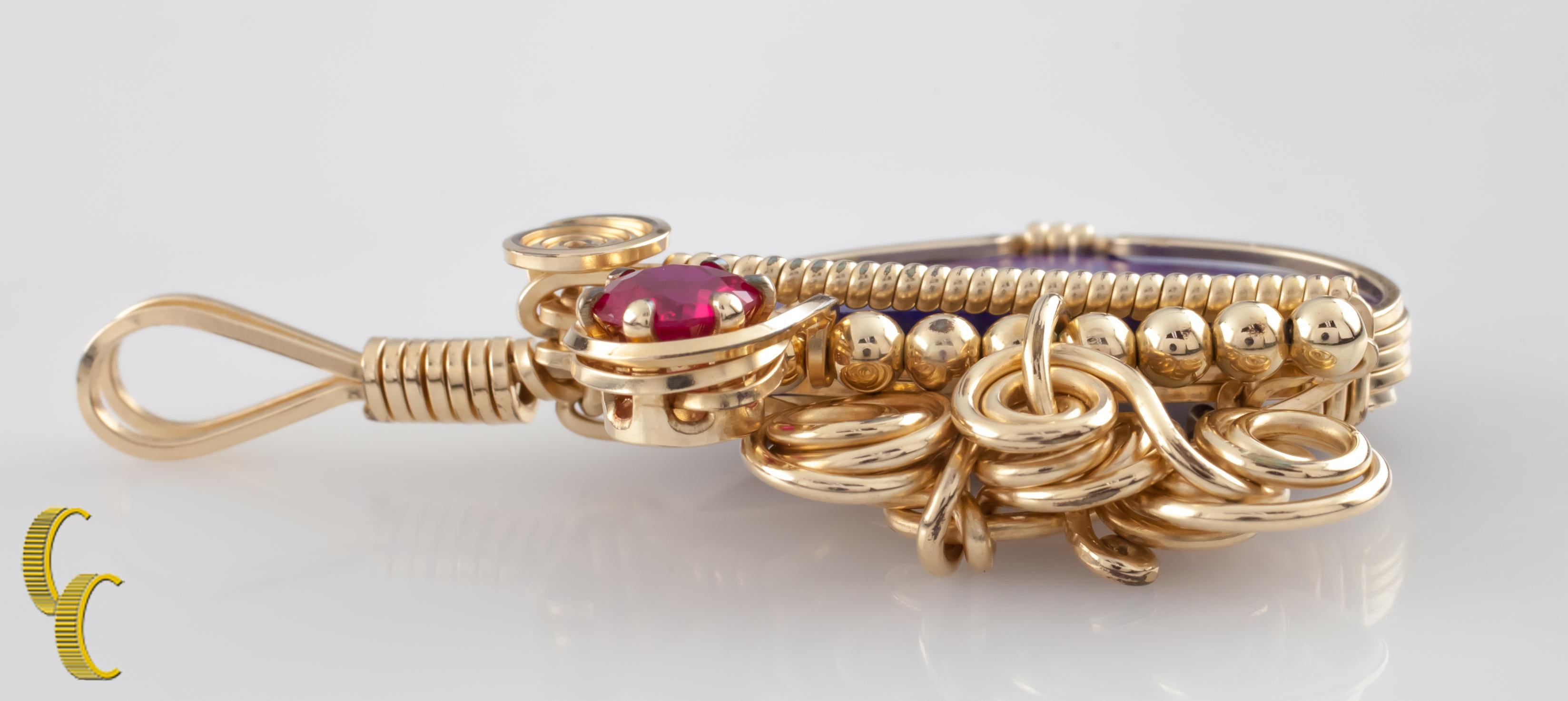 Un ciondolo unico in lapislazzuli e tormalina, realizzato a mano e riempito d'oro.
Presenta lapislazzuli incastonati e tormalina rosa taglio rotondo incastonata con accenti a spirale in filo d'oro.
Dimensioni: 50 x 27 mm.
Lapis: 27 x 15 mm.
Metallo: