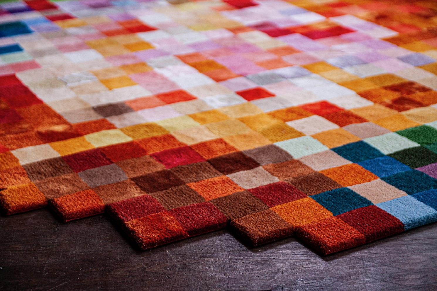 L'esthétique de la collection de tapis Islands est en phase avec la tendance contemporaine Urban Ethno.
Les couleurs et les lignes semblent irradier l'énergie éternelle de la terre, de l'eau, du ciel, du soleil... Grâce à la technique du tufting