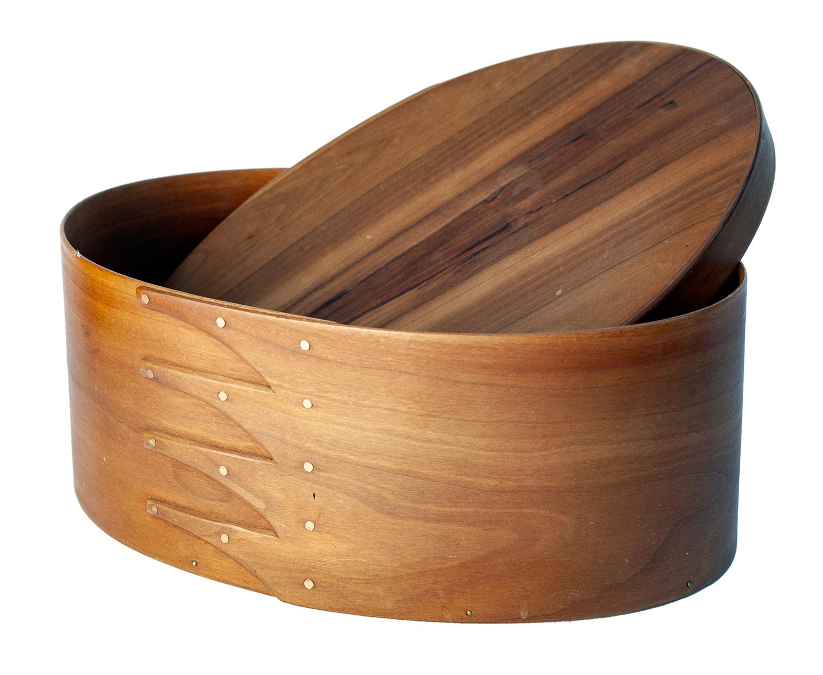 Handgefertigte handwerkliche Oval Kirschbaum Wood Box (Primitiv) im Angebot