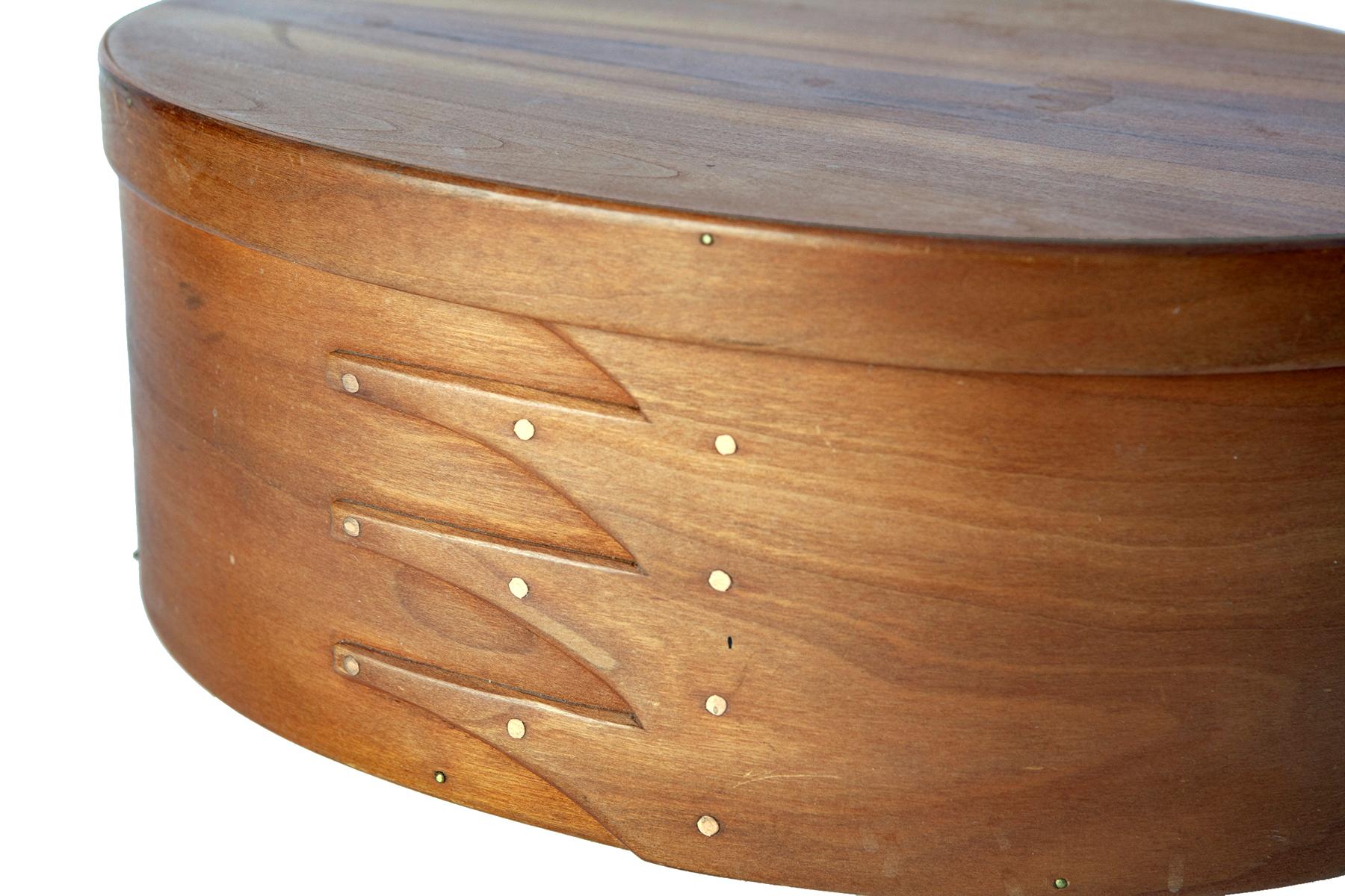 Caja artesanal ovalada de madera de cerezo hecha a mano Hecho a mano en venta