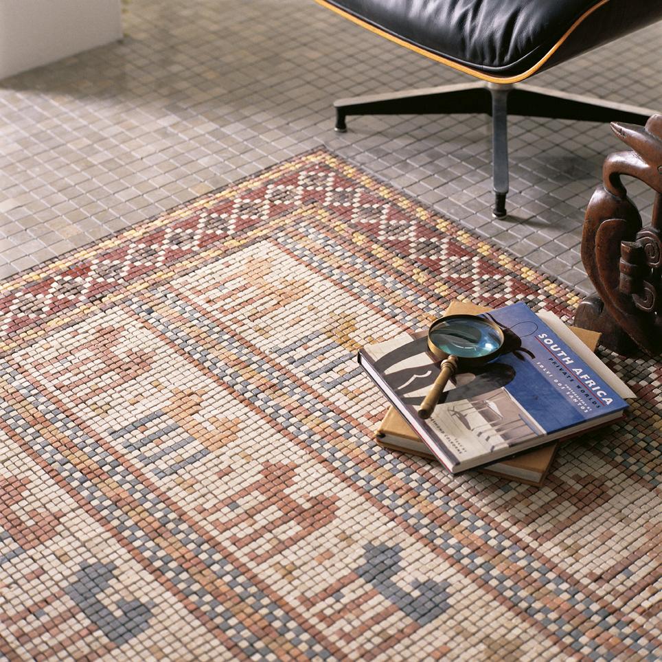 Handgefertigter handgefertigter Kunstmarmor-Mosaik-Teppich, Abmessungen und Farben anpassbar (Moderne) im Angebot