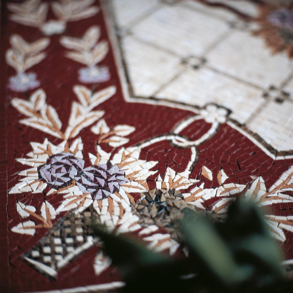 Handgefertigter handgefertigter Kunstmarmor-Mosaik-Teppich, Abmessungen und Farben anpassbar (Italienisch) im Angebot