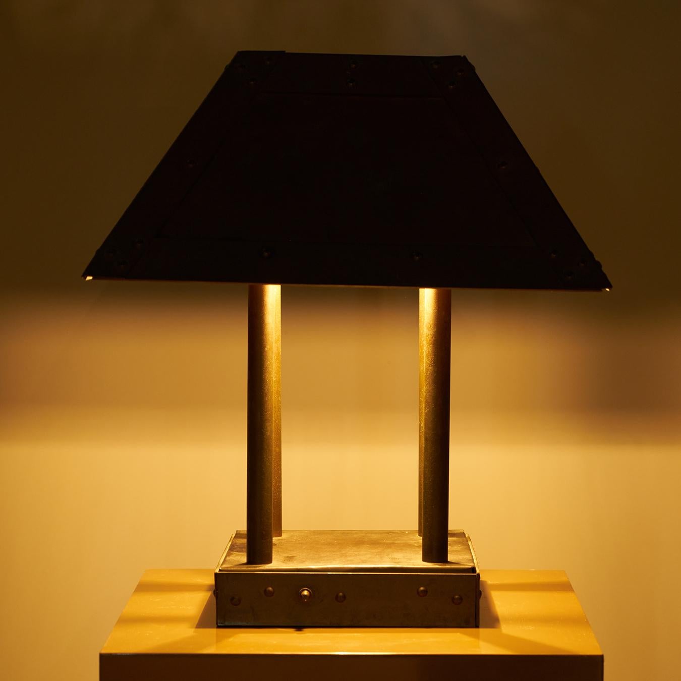 Lampe artisanale en cuivre avec abat-jour carré, circa 1920.
