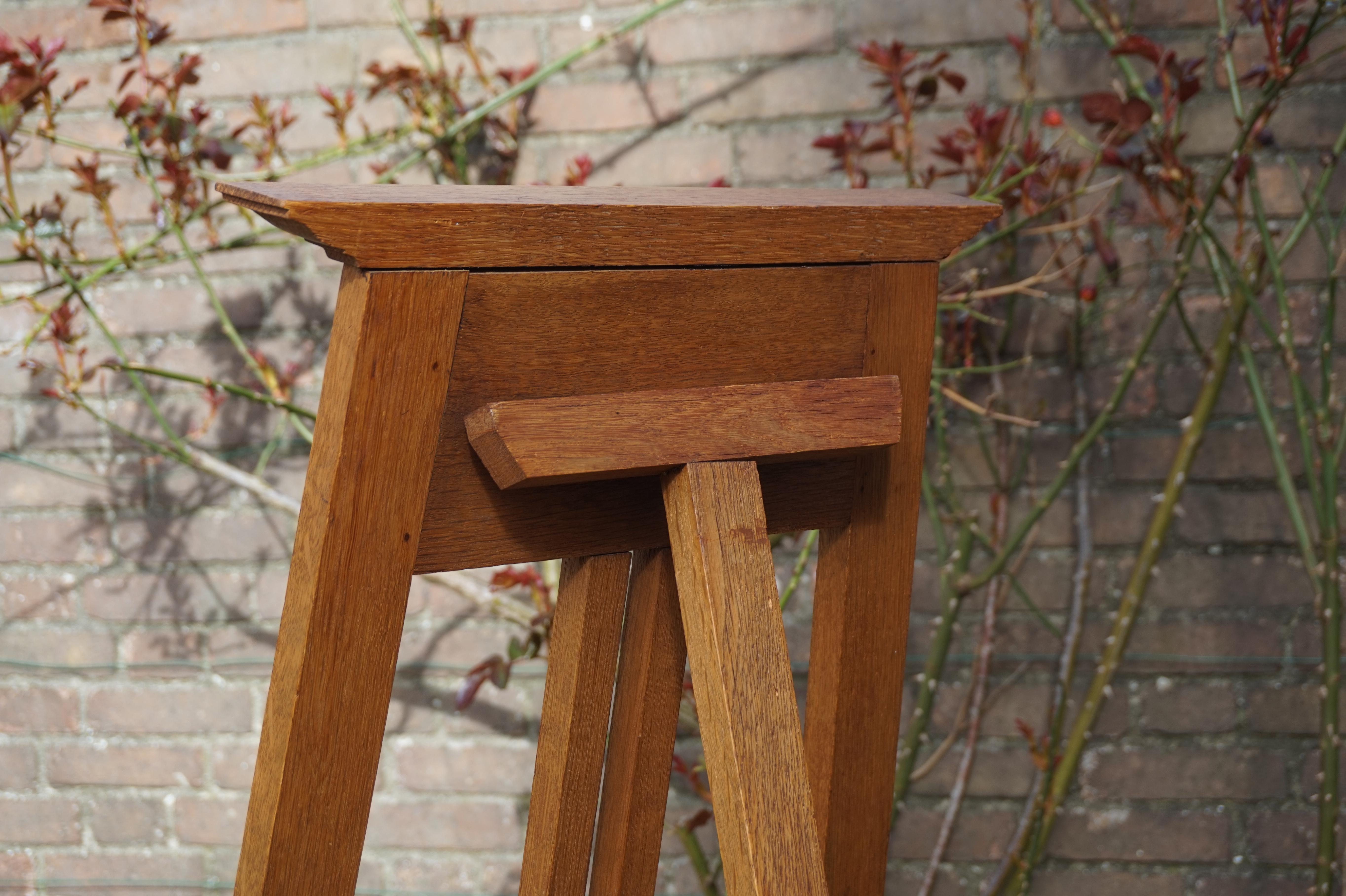 Handmade Arts and Crafts Era Solid Oak Floor Easel / Painting Display Stand In Good Condition In Lisse, NL