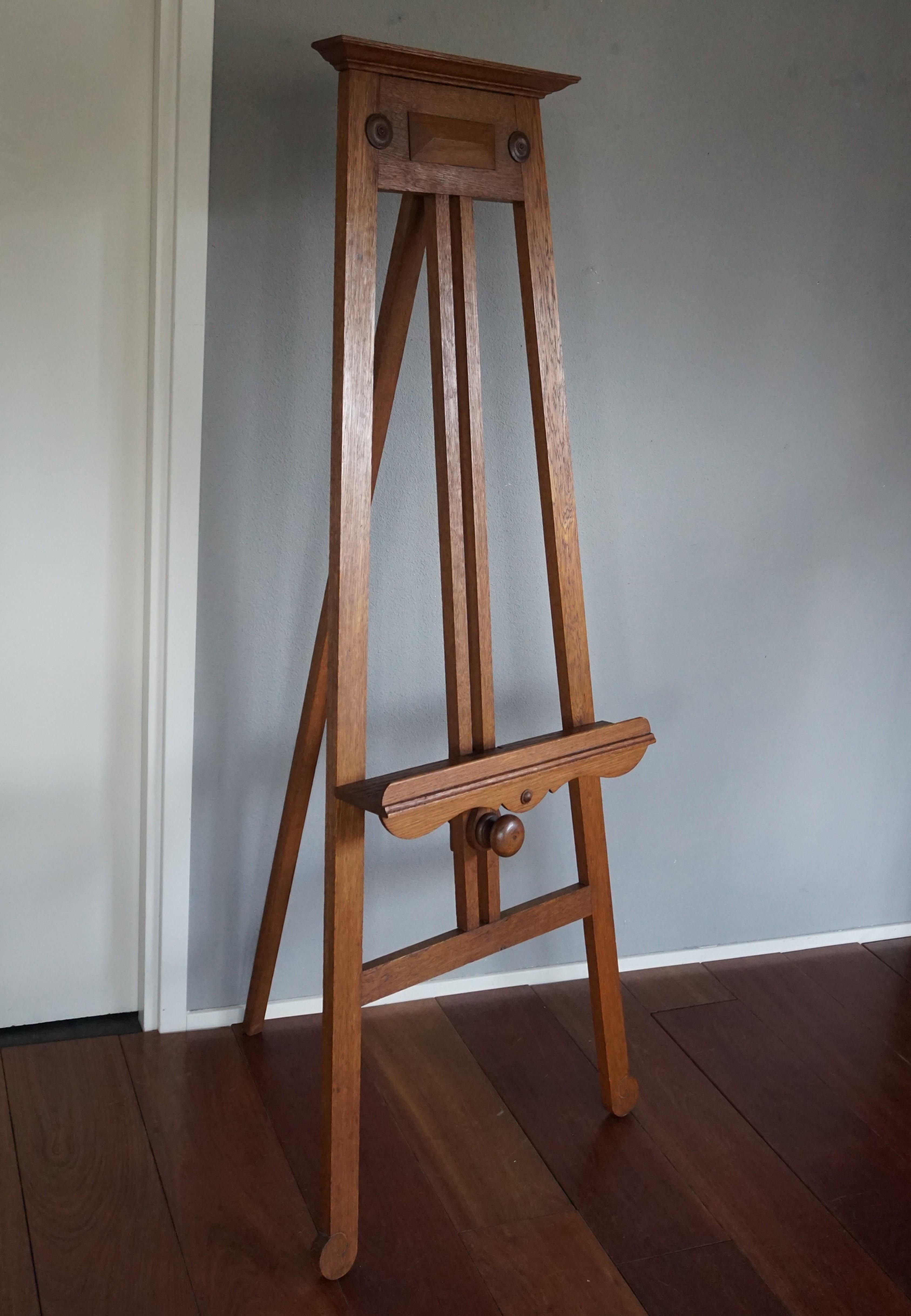 Small to mid-size, excellent condition antique gallery presentation stand.

This beautiful gallery easel from the early 1900s is a joy to look at, even when there is no picture displayed on it. Thanks to the solid structure and the three legged base