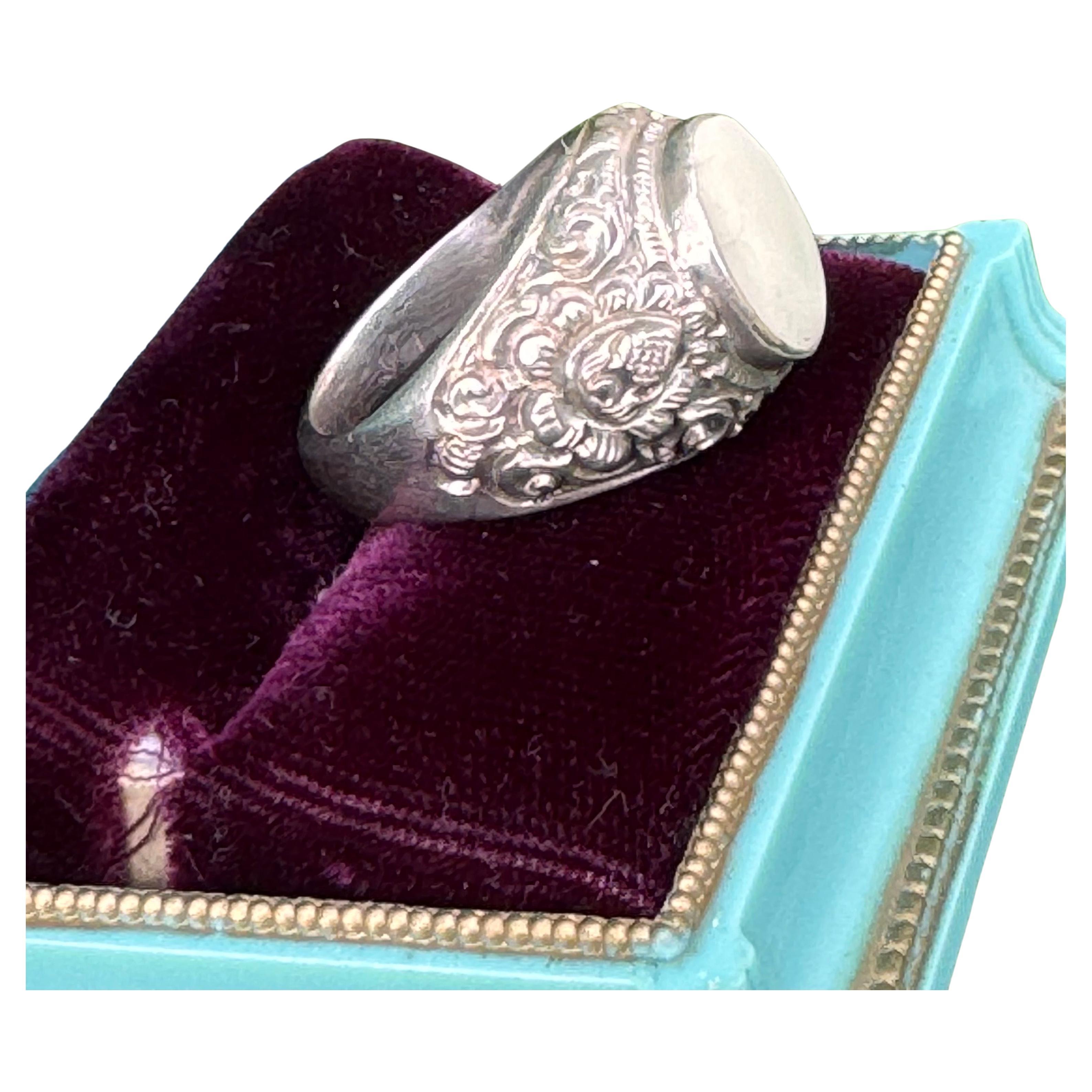 Handmade Asian Repousse silver Ring In Fair Condition For Sale In Monroe Township, NJ