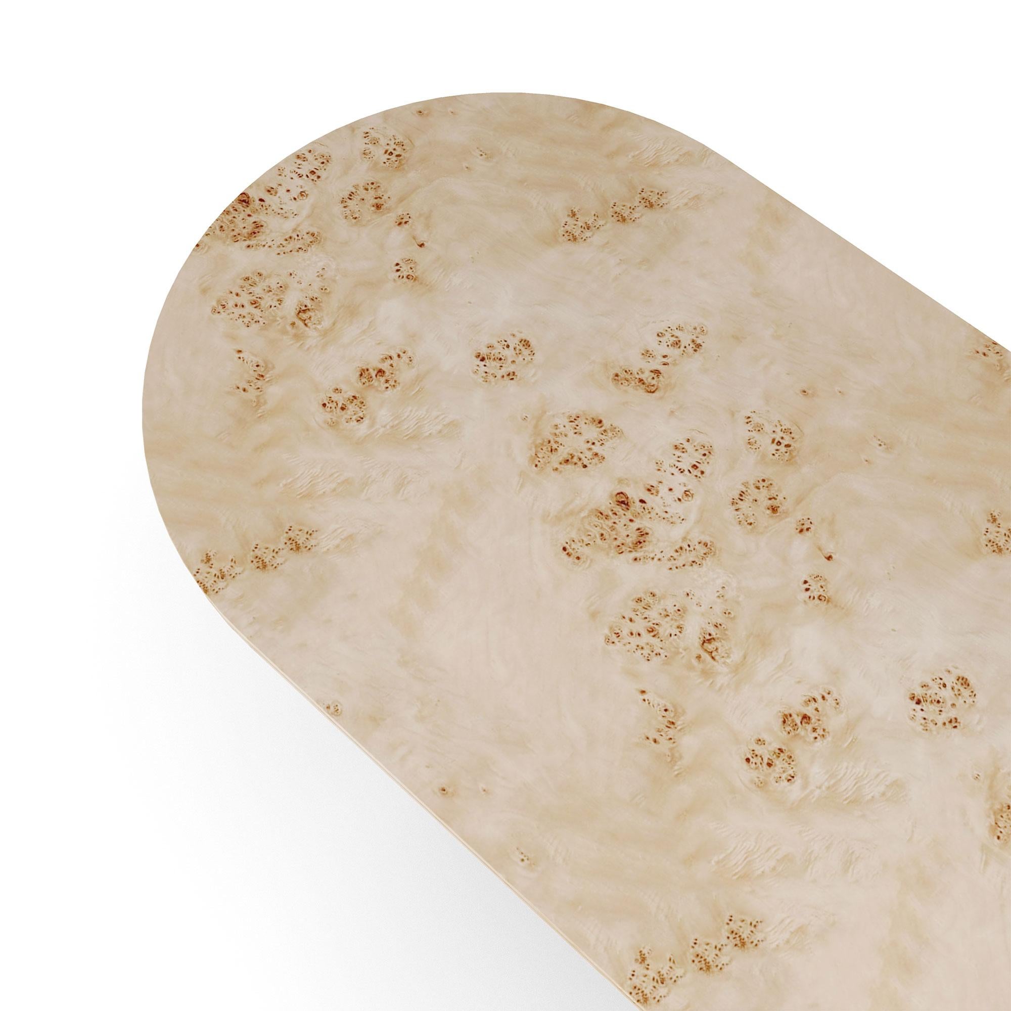 La table de salle à manger Assia est un mélange sophistiqué de beauté naturelle et de design raffiné. Fabriquée à partir d'une luxueuse racine de peuplier, la richesse du grain et de la texture de la table crée un chef-d'œuvre visuel qui se