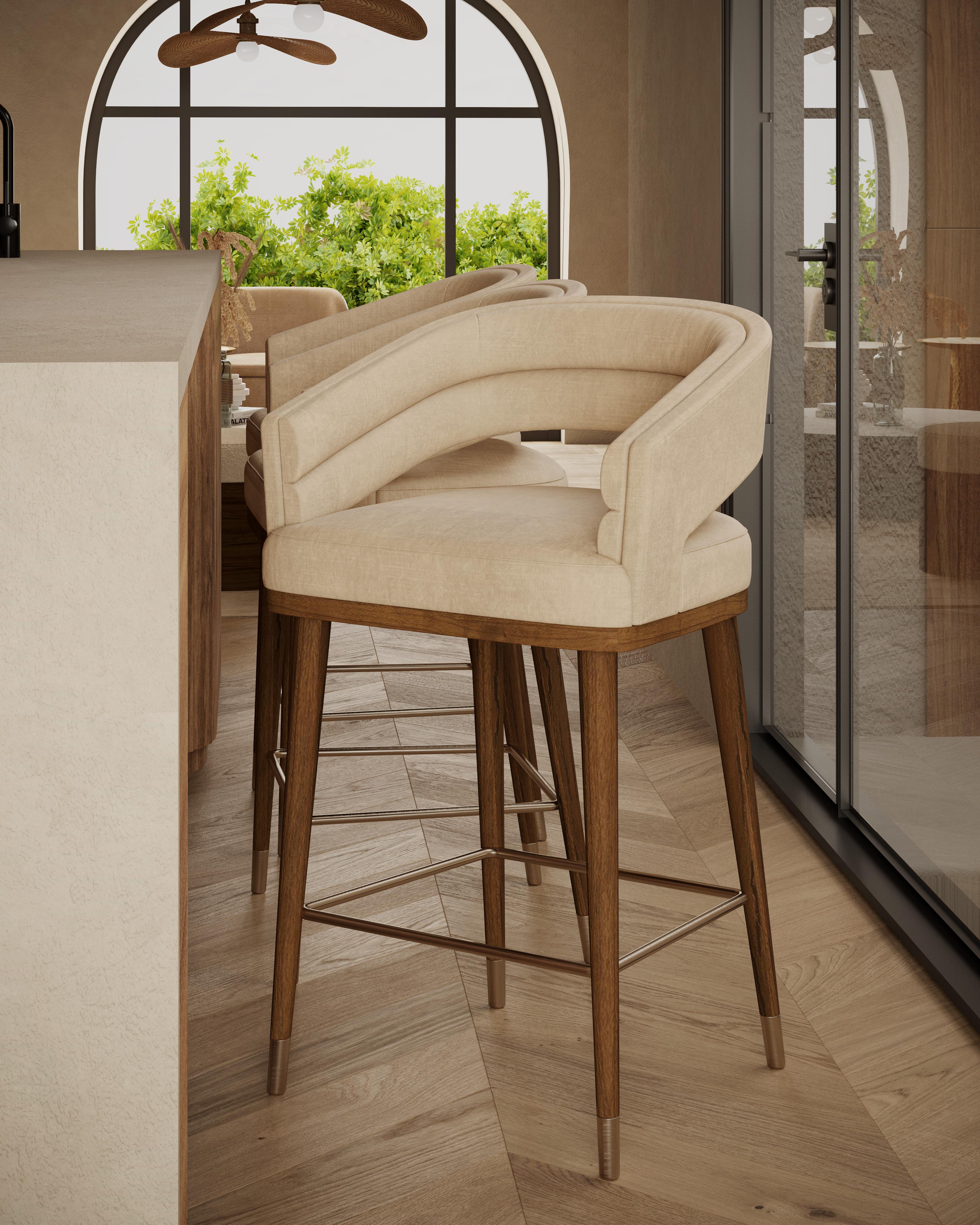 La chaise de bar Ava de Nolita Harbour est un mélange frappant de design contemporain et d'élégance intemporelle, parfait pour rehausser le luxe et la sophistication de n'importe quel bar ou coin cuisine. Avec sa silhouette élégante et sa