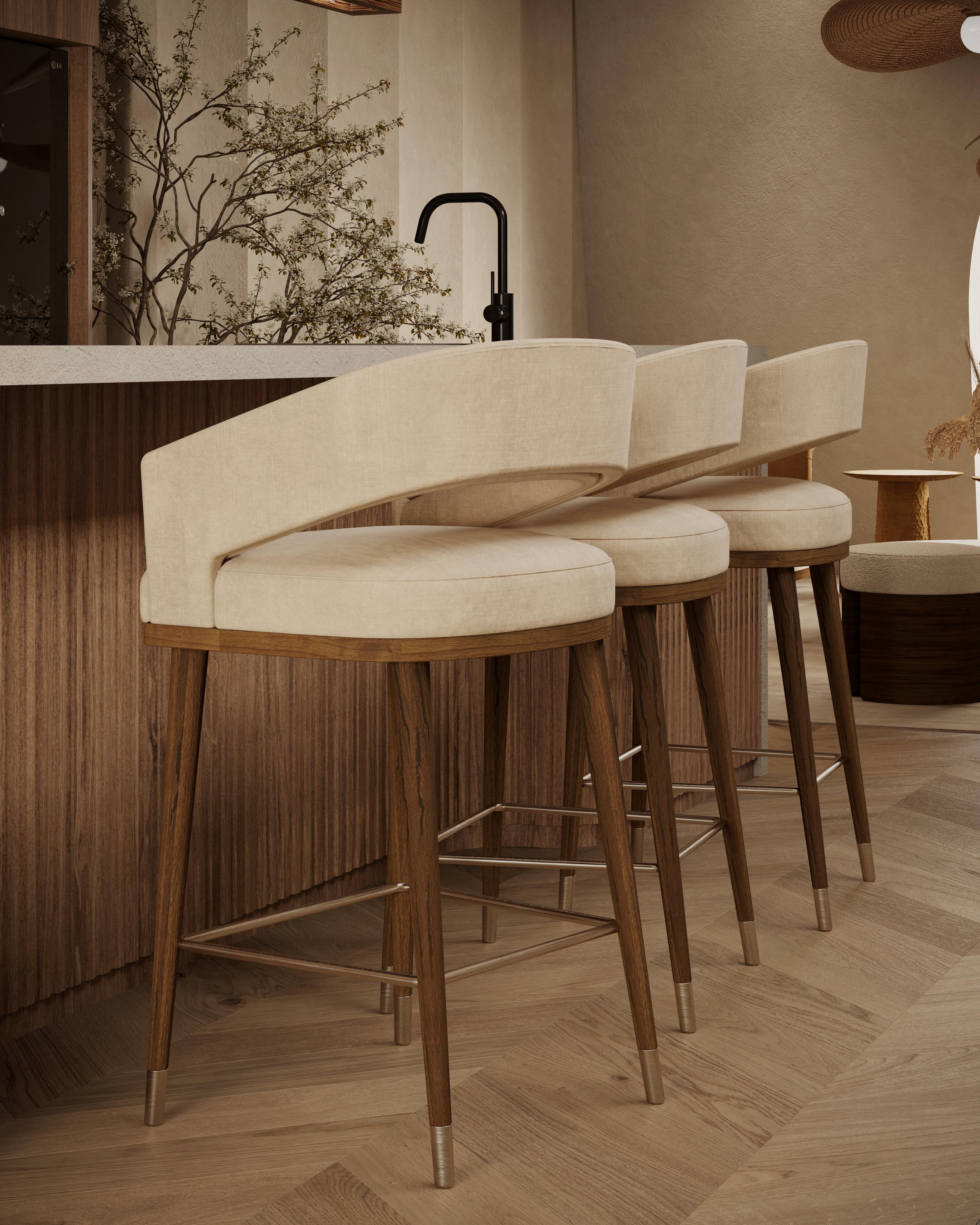 Portugais Chaise de bar Ava faite main en lin tapissé avec structure en noyer par Nolita Harbour en vente