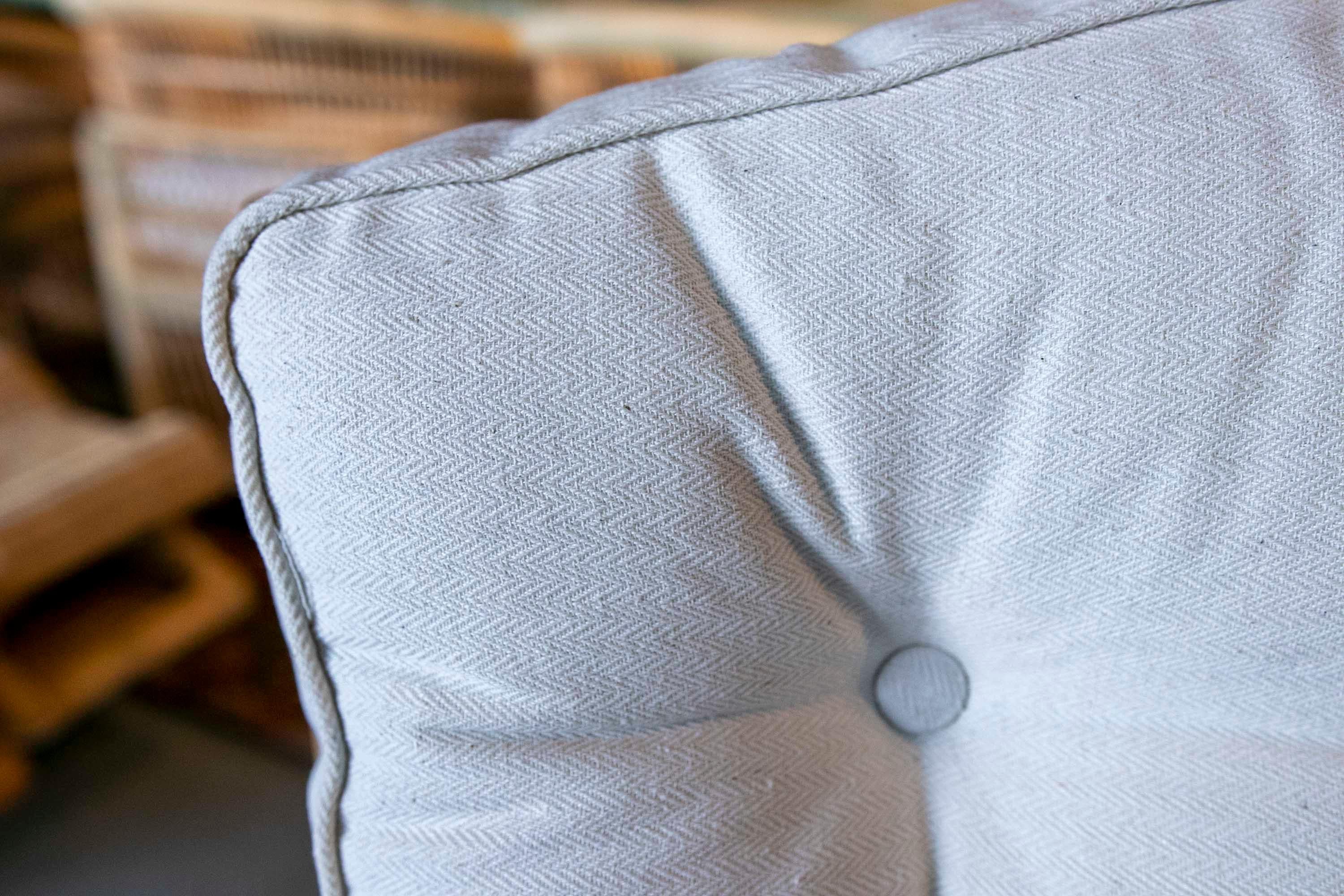 Sillón de bambú hecho a mano con cojín beige en venta 11