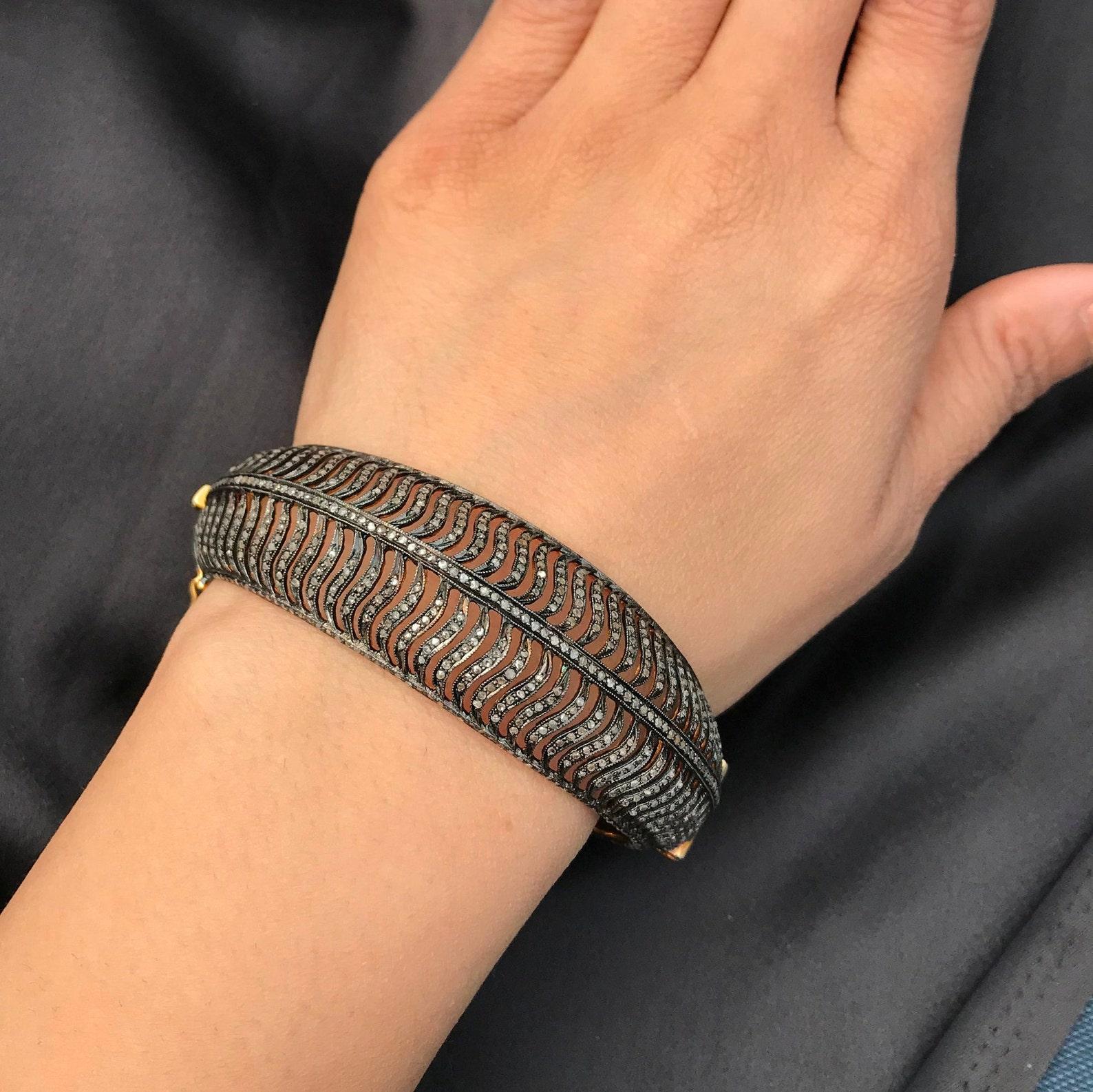 Bangle fatto a mano in stile vittoriano Bangle in argento 925 Pave Diamond Bangle.

Materiali: Argento
Pietra preziosa: Diamante
Lunghezza bracciale: 2,48 pollici

Argento Peso: 30.374 grammi
Peso del diamante: 4,08 carati

Dimensioni:
Diametro