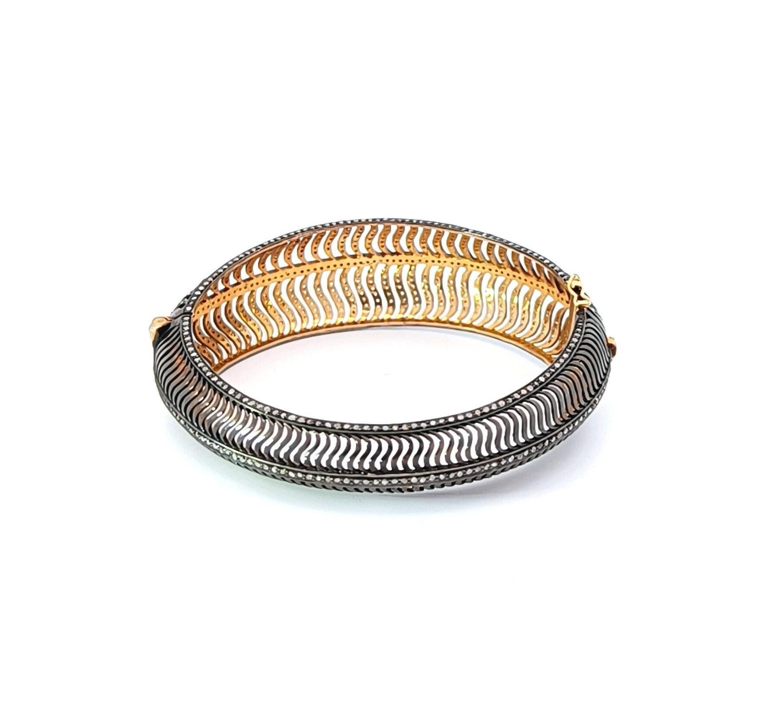 Taglio rotondo Bangle fatto a mano in stile vittoriano Bangle in argento 925 Pave Diamond Bangle. in vendita