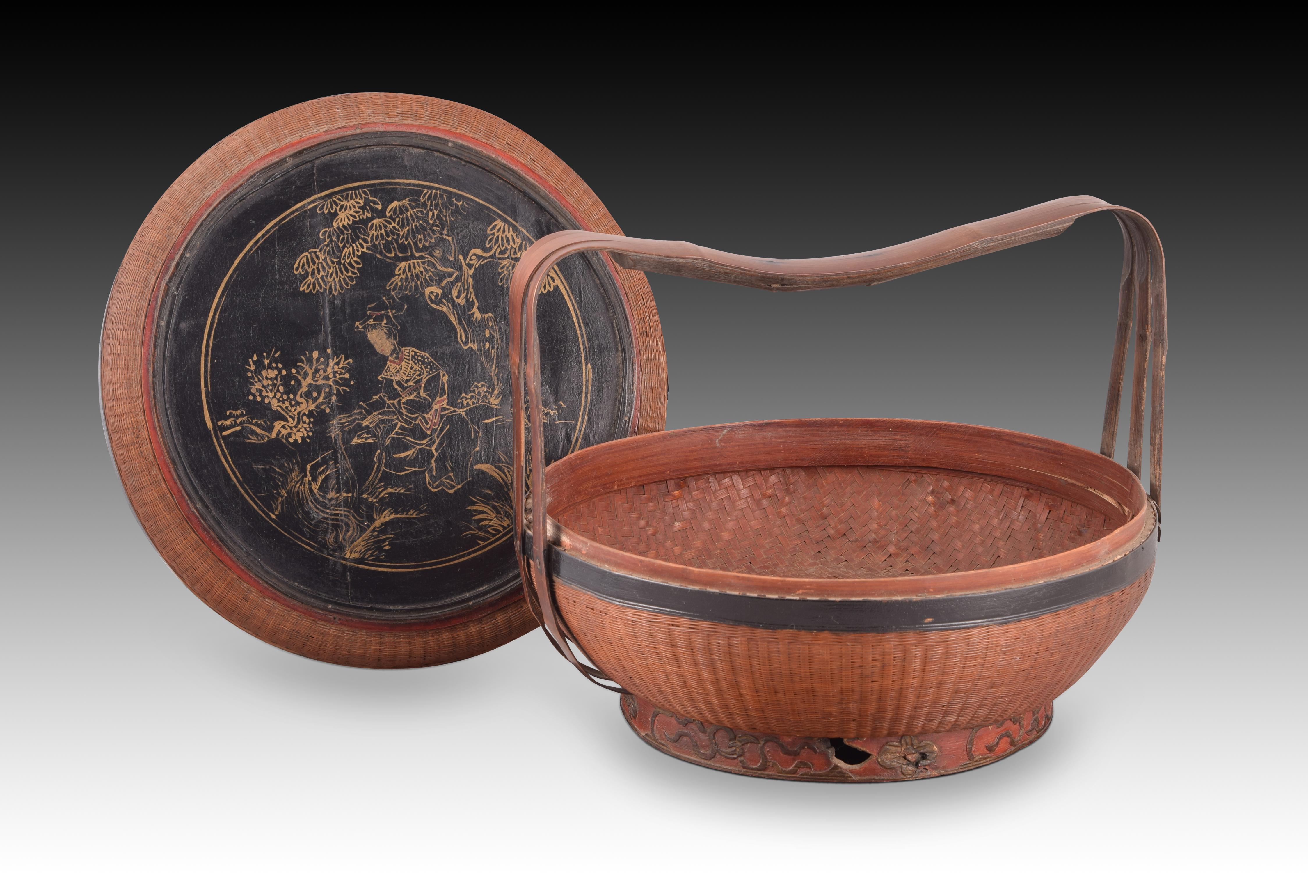 Handmade basket. Vegetable fiber and lacquered wood. China, ca early 20thc. In Fair Condition For Sale In Madrid, ES