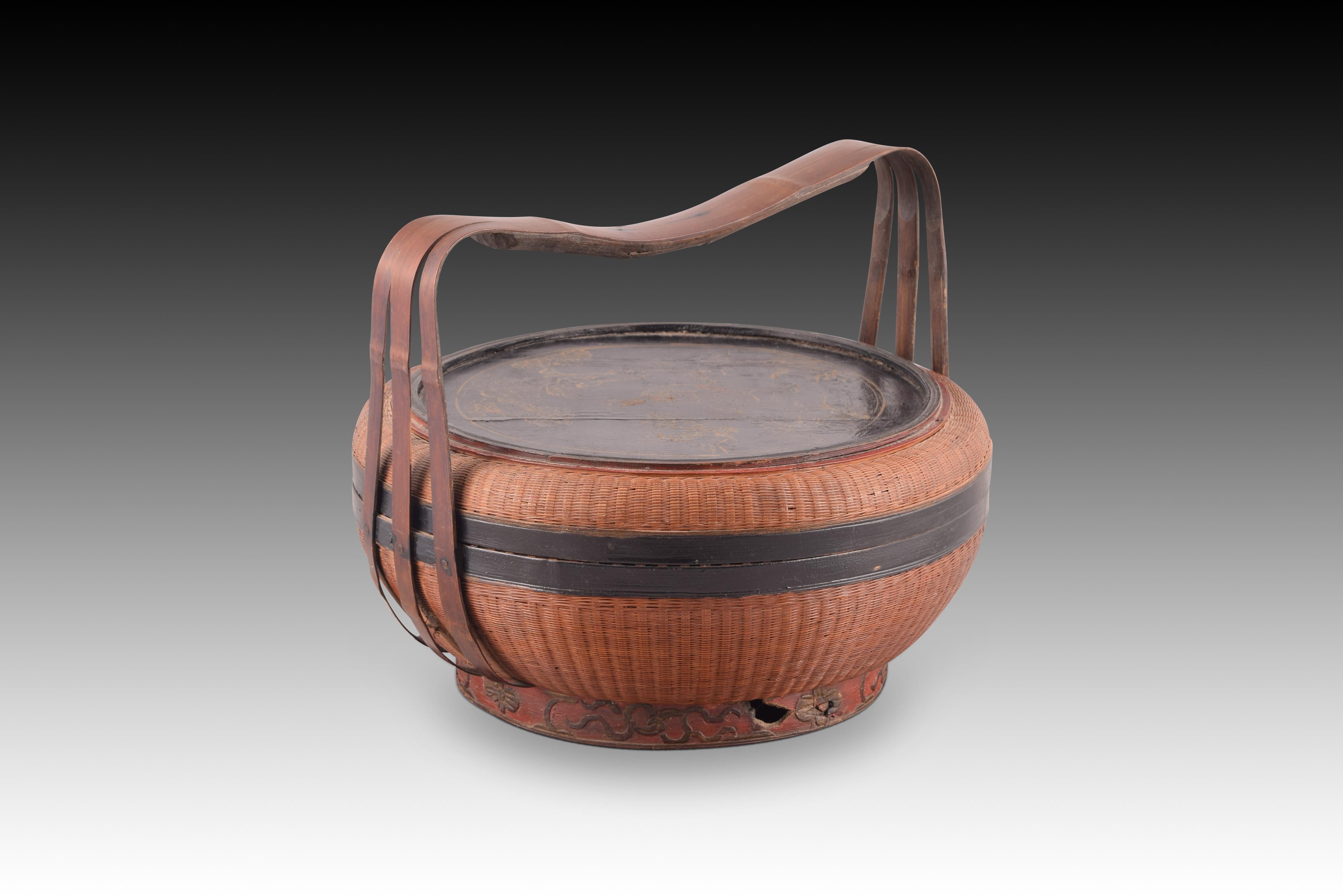 20th Century Handmade basket. Vegetable fiber and lacquered wood. China, ca early 20thc. For Sale