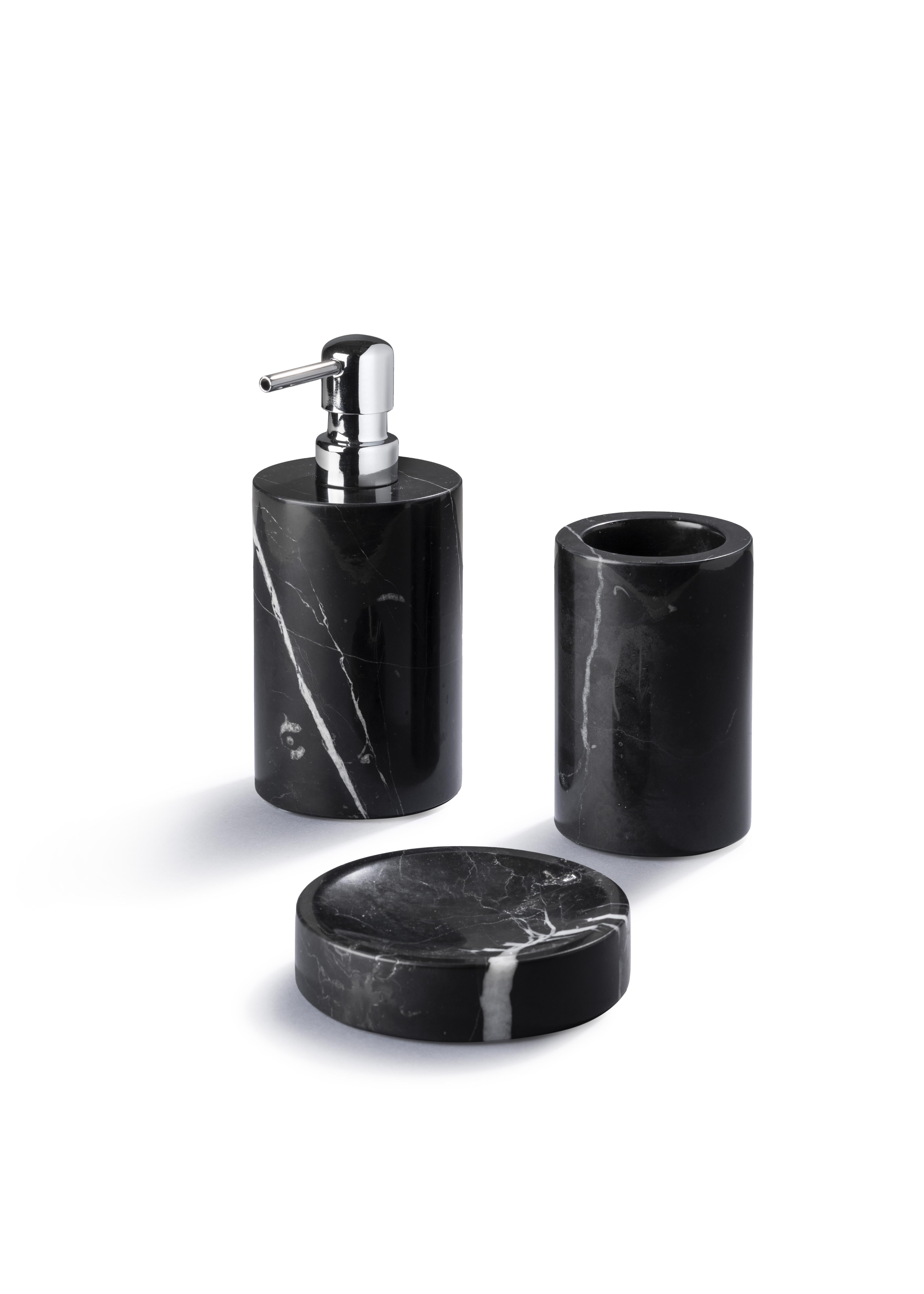 Fabriqué à partir de l'élégant marbre Black Marquina, cet ensemble de salle de bains de luxe est conçu pour rehausser la beauté et la fonctionnalité de votre salle de bains, de votre spa ou de votre hôtel.

L'ensemble comprend un distributeur de