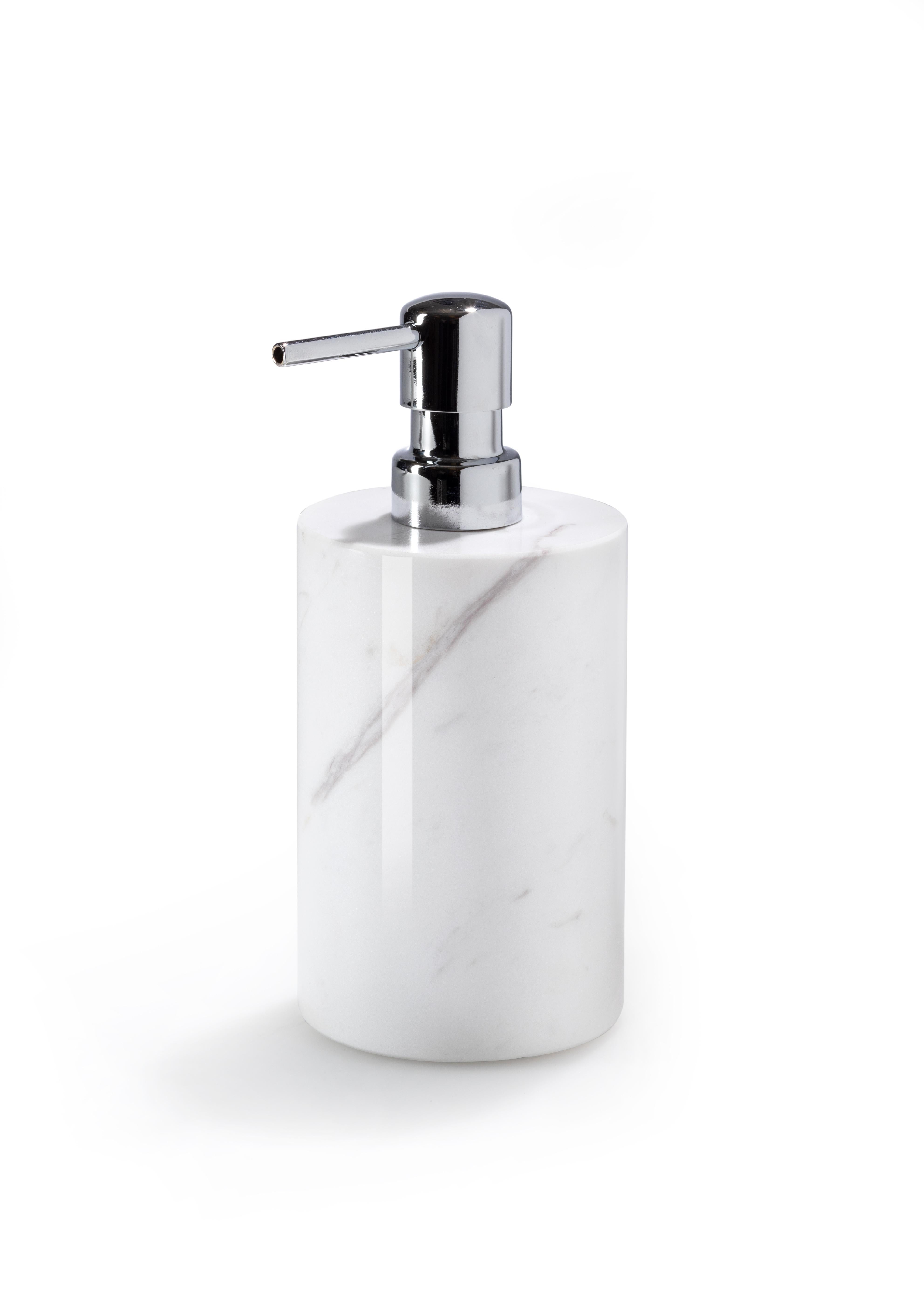 Fabriqué dans un élégant marbre blanc, cet ensemble de salle de bains de luxe est conçu pour rehausser la beauté et la fonctionnalité de votre salle de bains, de votre spa ou de votre hôtel.

L'ensemble comprend un distributeur de savon, un