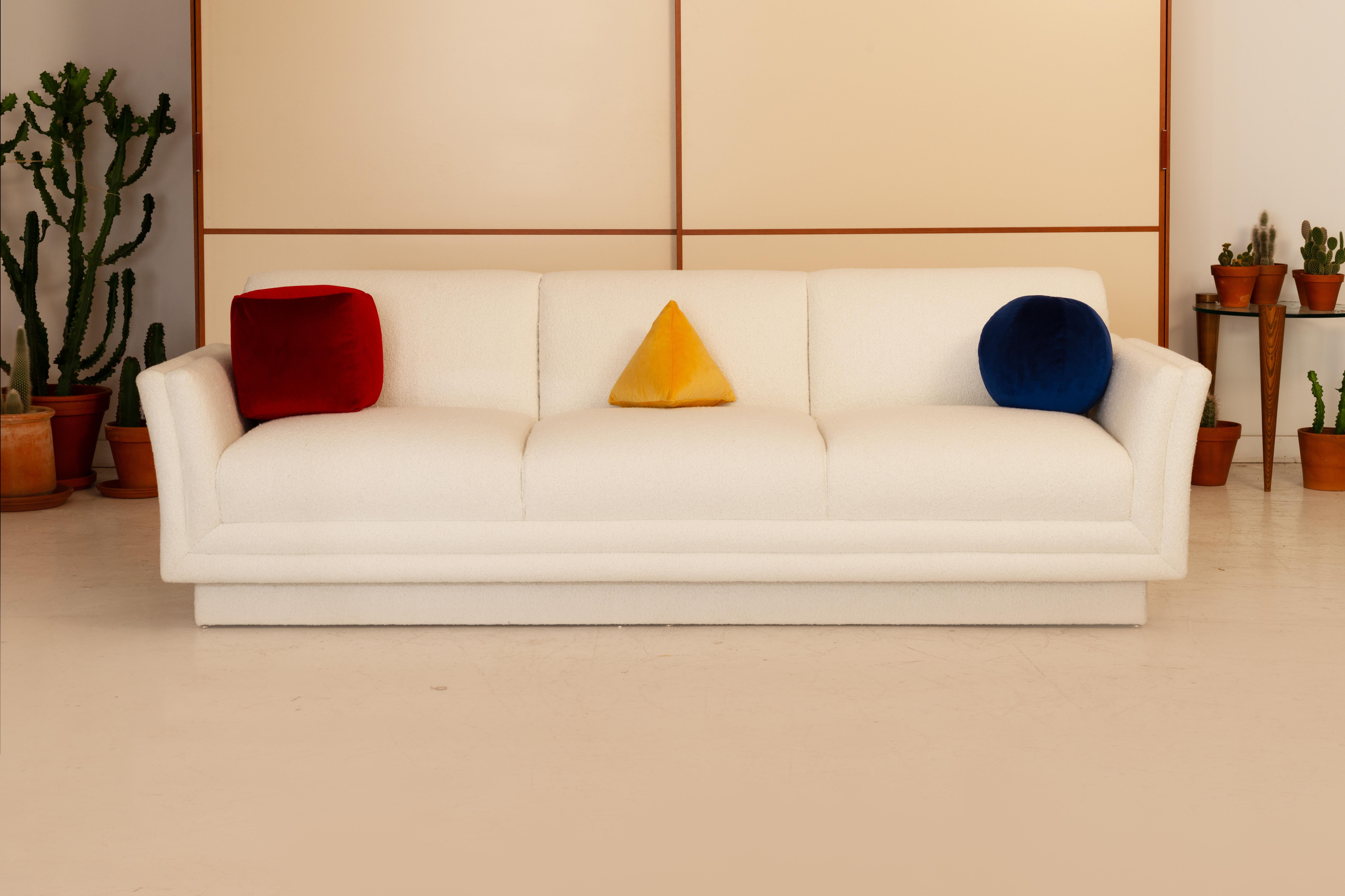 Élevez votre espace avec notre trio de coussins d'inspiration Bauhaus, chaque coussin est méticuleusement fabriqué à la main et enveloppé d'un luxueux velours de polyester Kensington. Cette collection présente un cube rouge vibrant, une sphère bleue