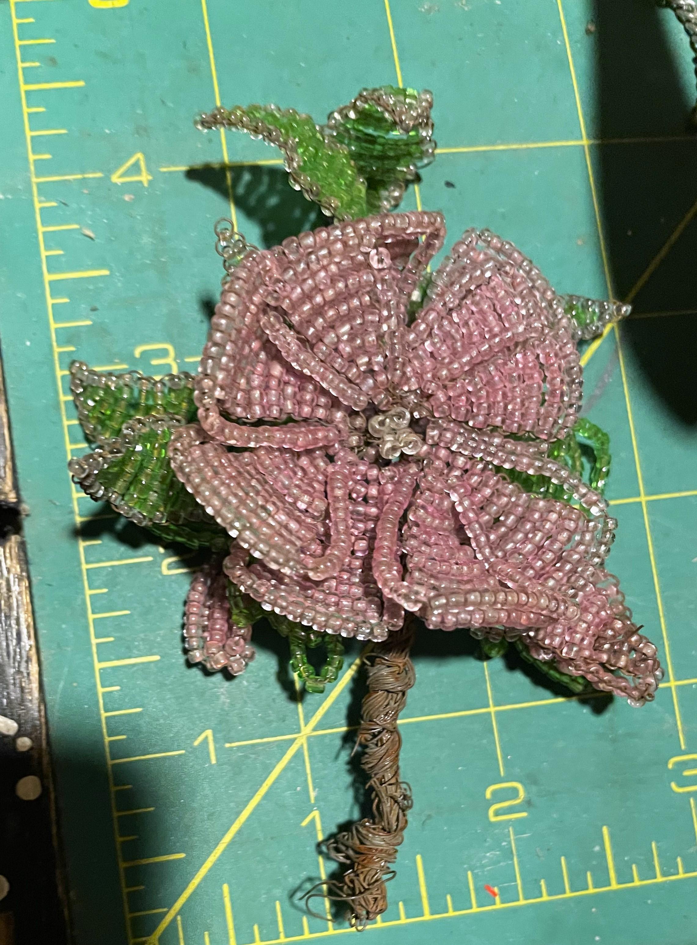 Handgefertigt  Perlenbesetzte Blumen-Boutonniere-Dekoration Blumen-Blumen-Blumen-Dekoration Rosa-Purple-Grün im Angebot 3