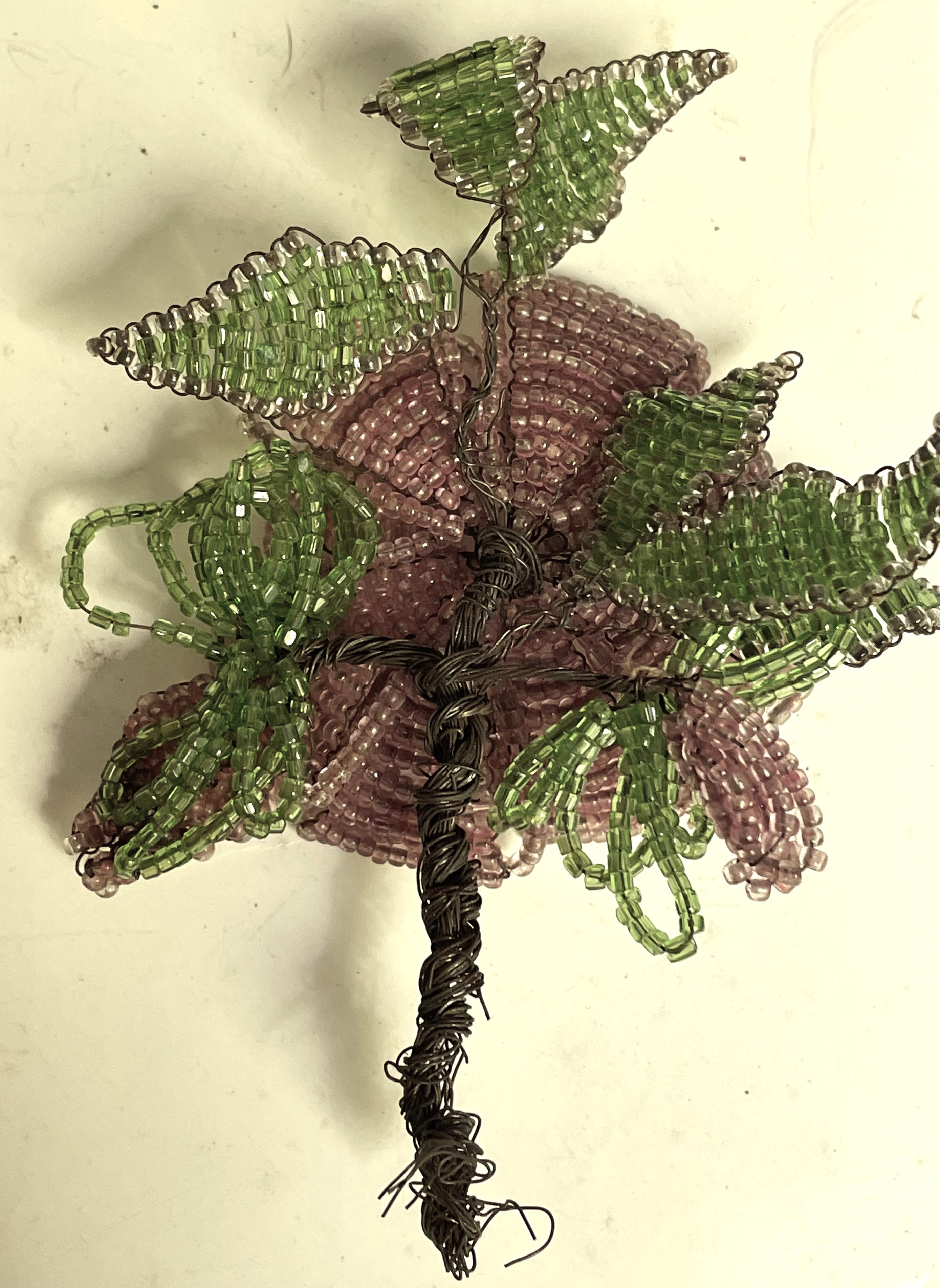 Handgefertigt  Perlenbesetzte Blumen-Boutonniere-Dekoration Blumen-Blumen-Blumen-Dekoration Rosa-Purple-Grün (Moderne der Mitte des Jahrhunderts) im Angebot