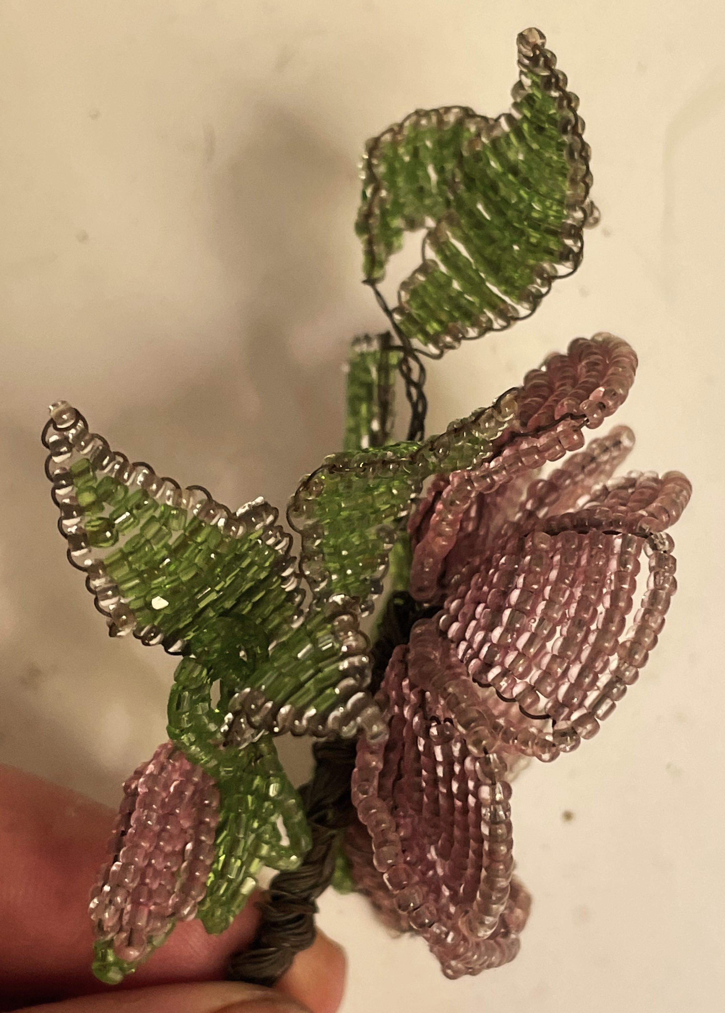 Handgefertigt  Perlenbesetzte Blumen-Boutonniere-Dekoration Blumen-Blumen-Blumen-Dekoration Rosa-Purple-Grün (amerikanisch) im Angebot