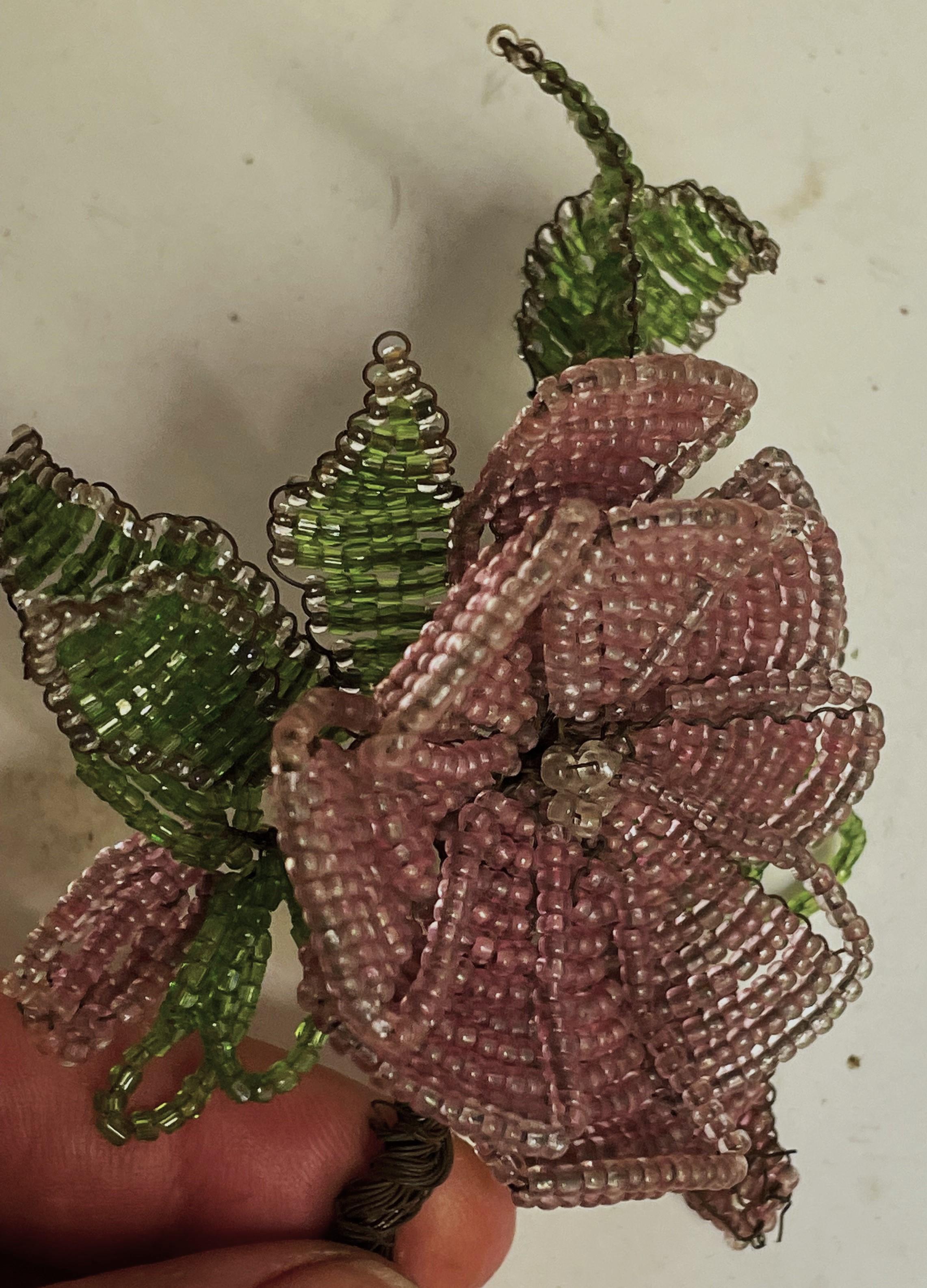 Handgefertigt  Perlenbesetzte Blumen-Boutonniere-Dekoration Blumen-Blumen-Blumen-Dekoration Rosa-Purple-Grün im Zustand „Gut“ im Angebot in Clifton Forge, VA