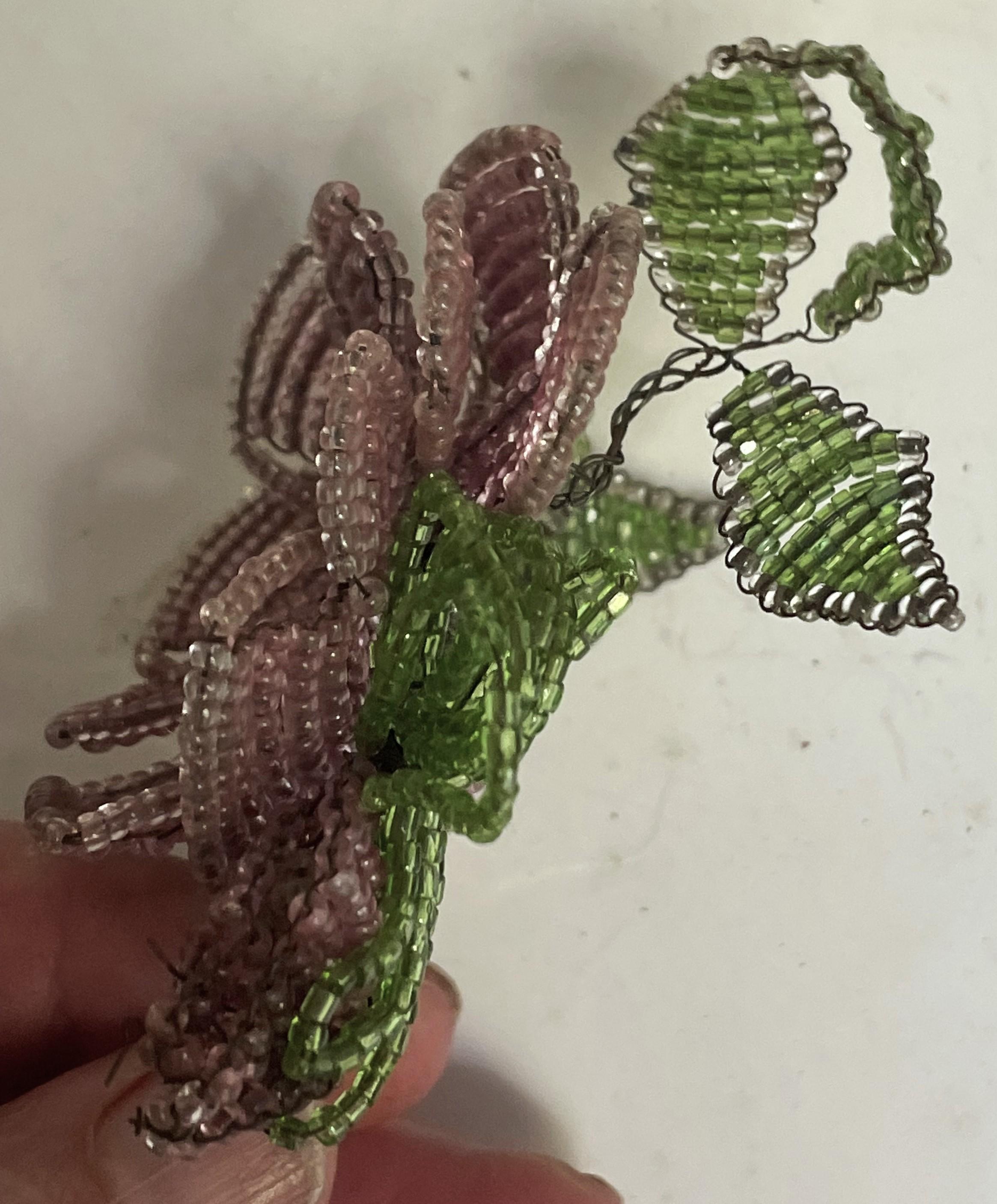 Handgefertigt  Perlenbesetzte Blumen-Boutonniere-Dekoration Blumen-Blumen-Blumen-Dekoration Rosa-Purple-Grün (Draht) im Angebot