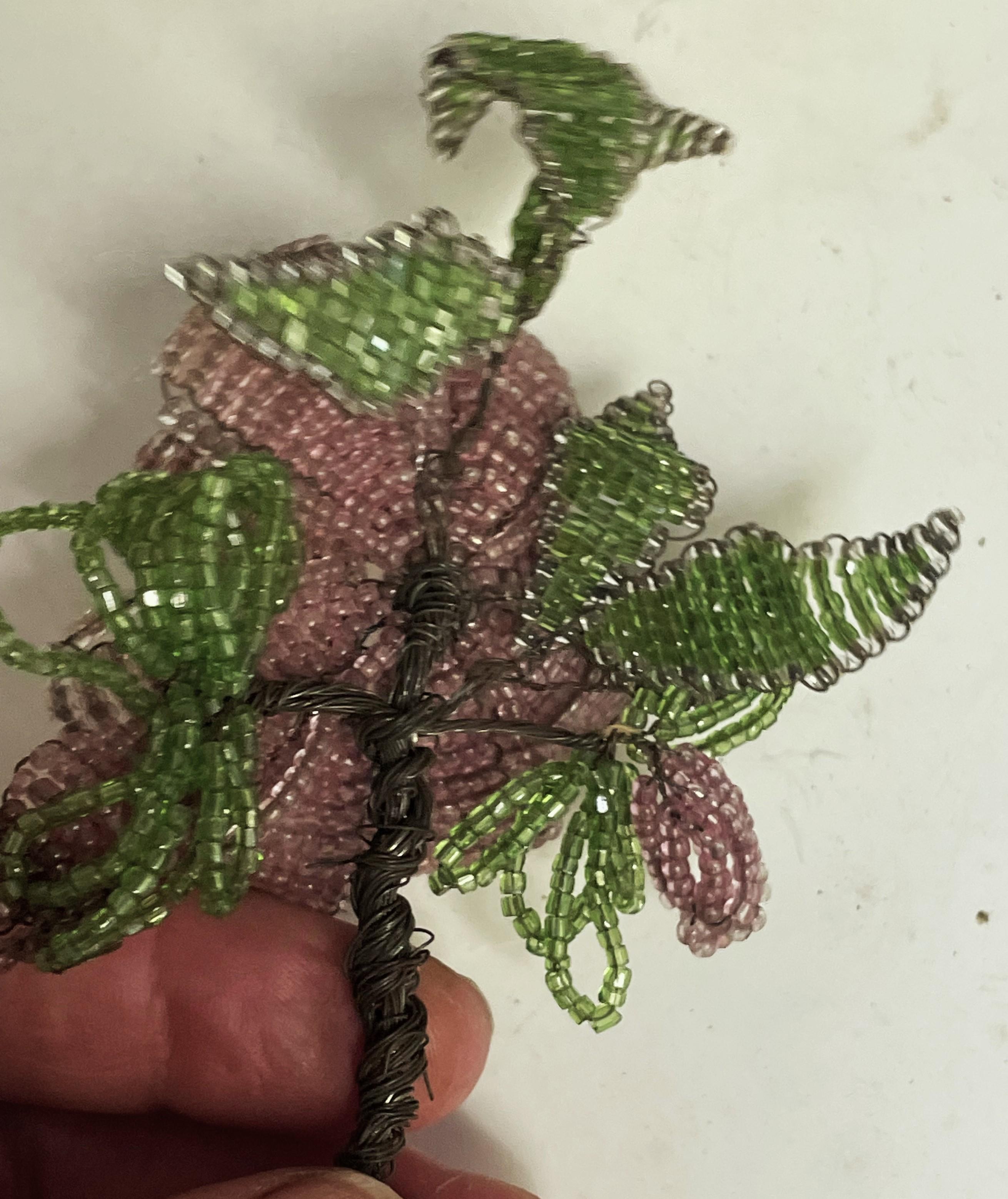 Handgefertigt  Perlenbesetzte Blumen-Boutonniere-Dekoration Blumen-Blumen-Blumen-Dekoration Rosa-Purple-Grün im Angebot 1