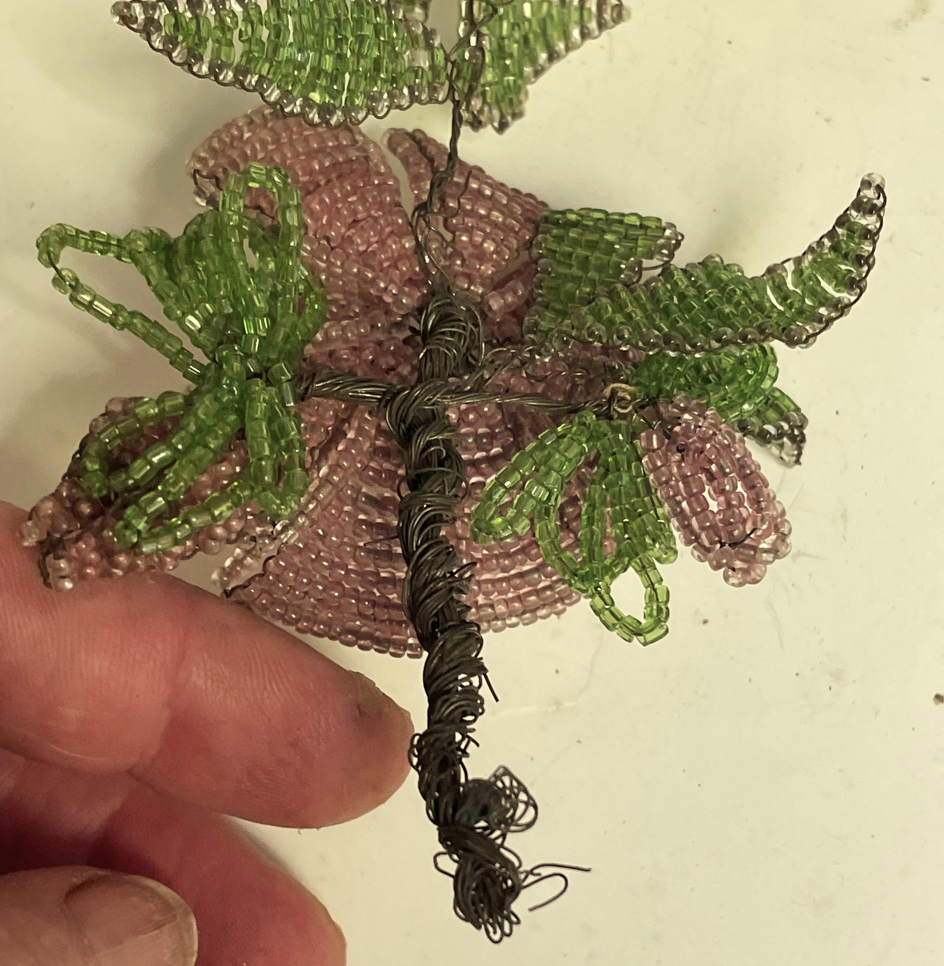 Handgefertigt  Perlenbesetzte Blumen-Boutonniere-Dekoration Blumen-Blumen-Blumen-Dekoration Rosa-Purple-Grün im Angebot 2
