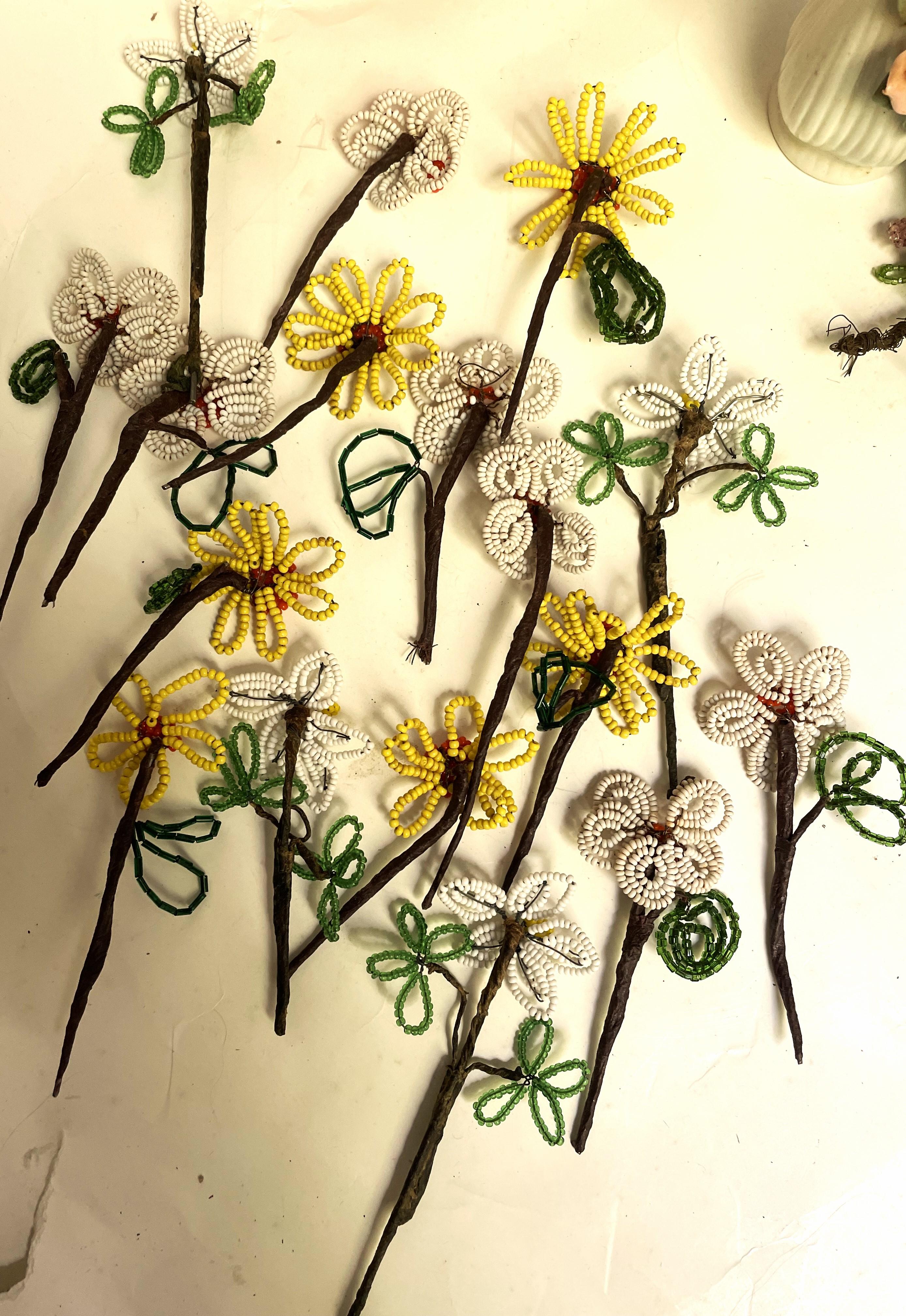 Bastoncini di fiori piccoli fatti a mano con perline, decorazioni bianche e gialle, set di 17 pezzi in vendita 2