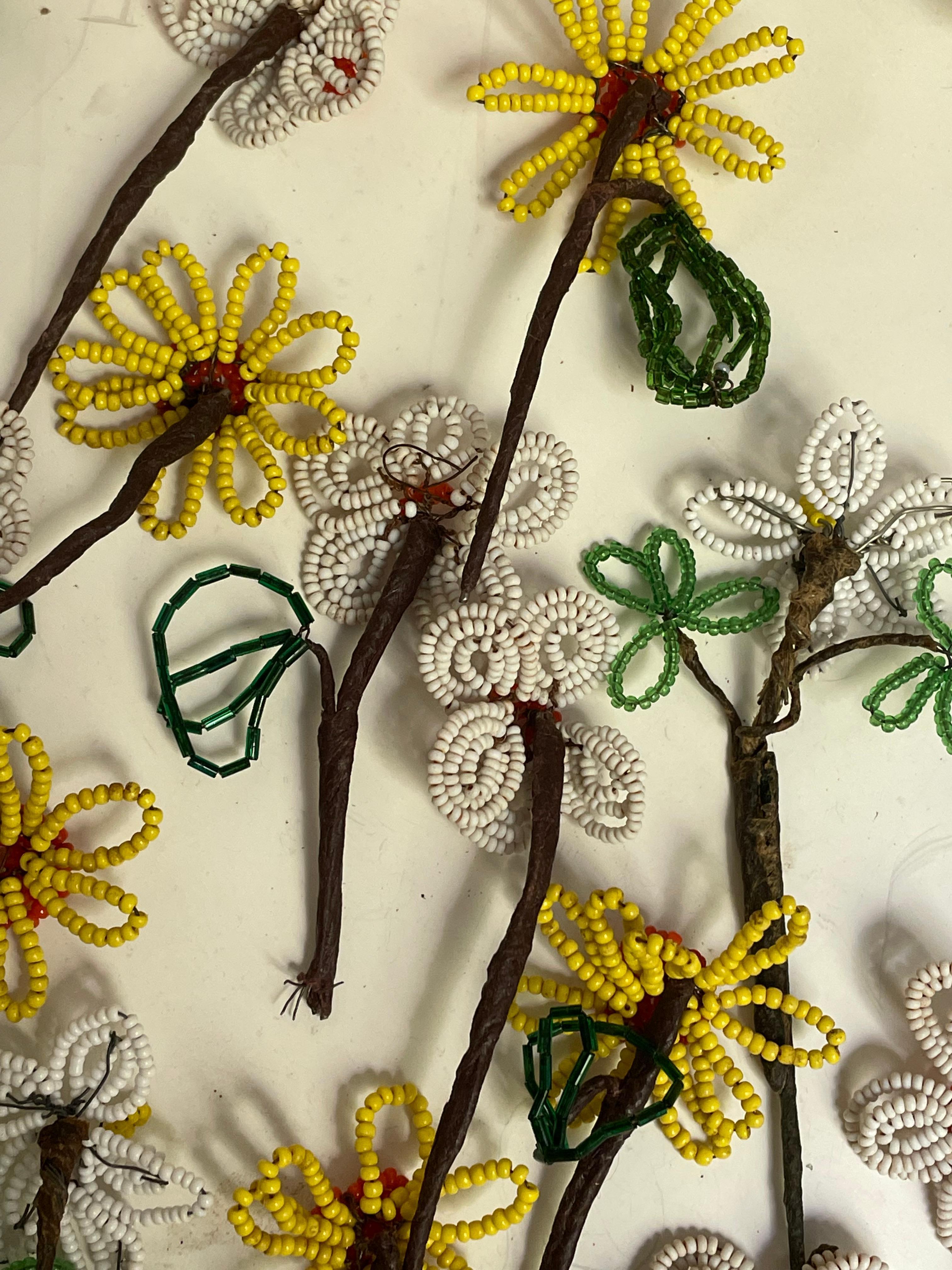 Bastoncini di fiori piccoli fatti a mano con perline, decorazioni bianche e gialle, set di 17 pezzi in vendita 3
