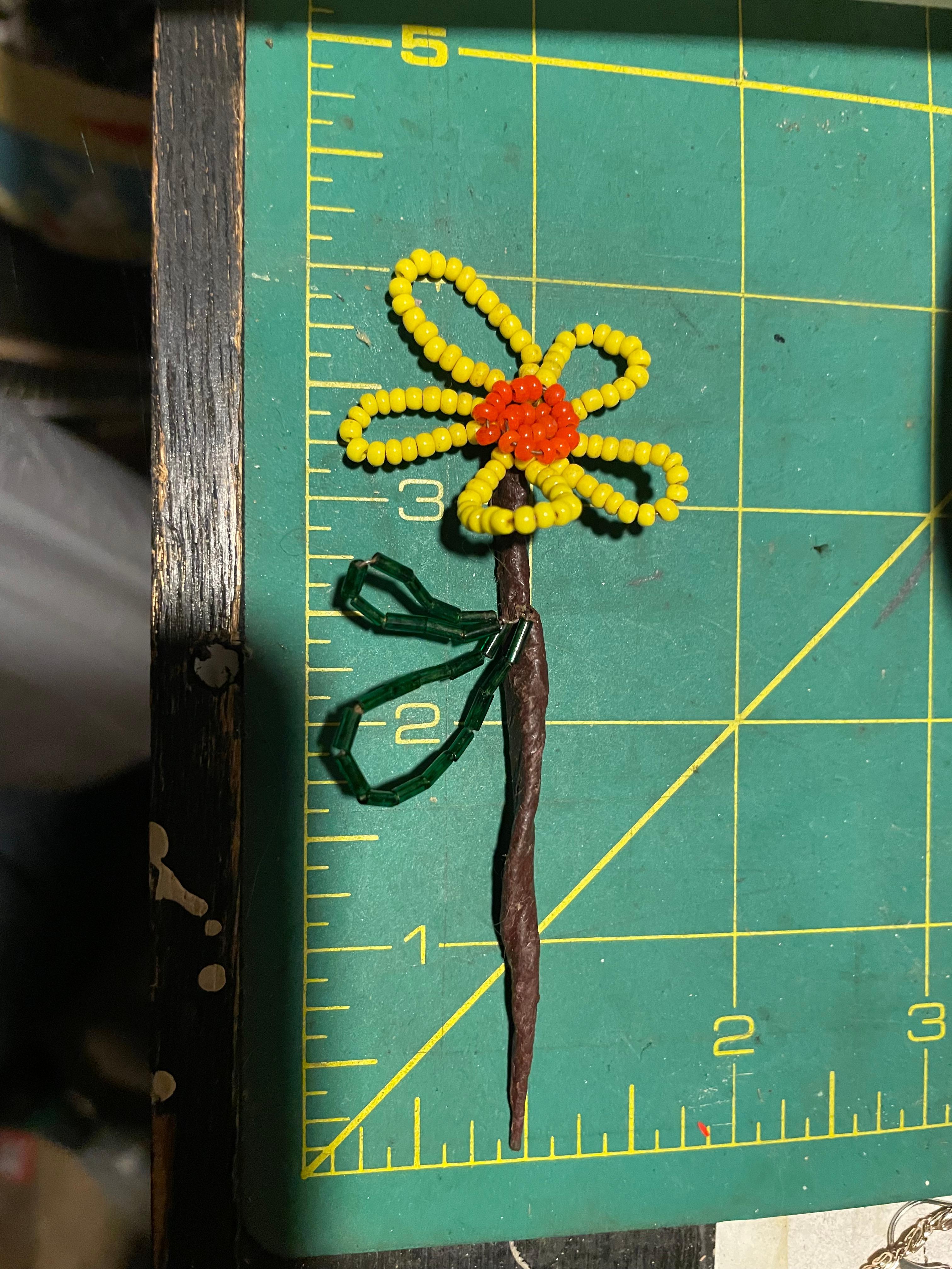 Bastoncini di fiori piccoli fatti a mano con perline, decorazioni bianche e gialle, set di 17 pezzi in vendita 4