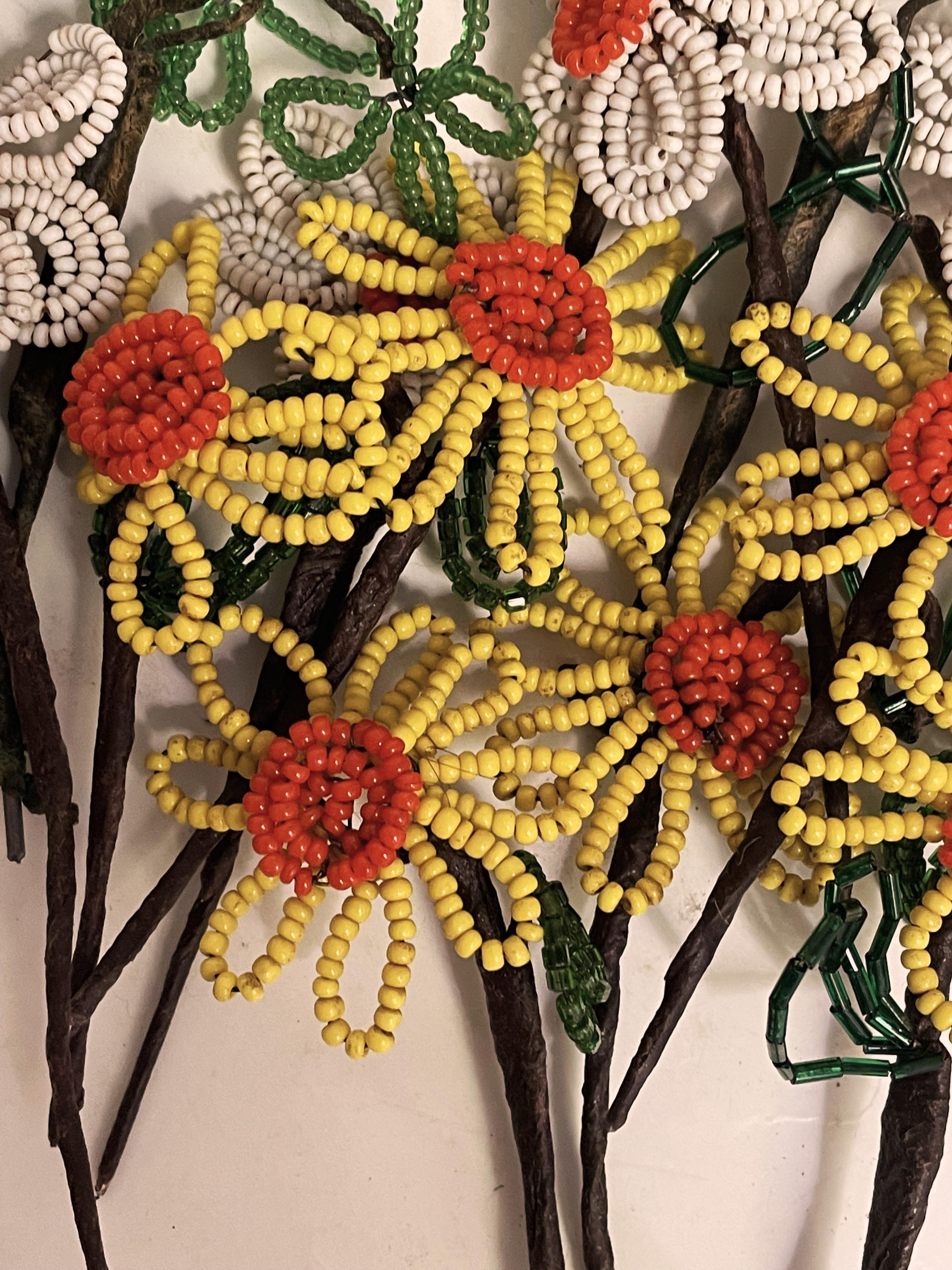 Si tratta di un fantastico pacchetto di 17 bastoncini di fiori bianchi e gialli fatti a mano con perline. I fiori sono bianchi con il centro arancione o giallo, oppure gialli con il centro arancione e ognuna delle tre varianti è realizzata in modo