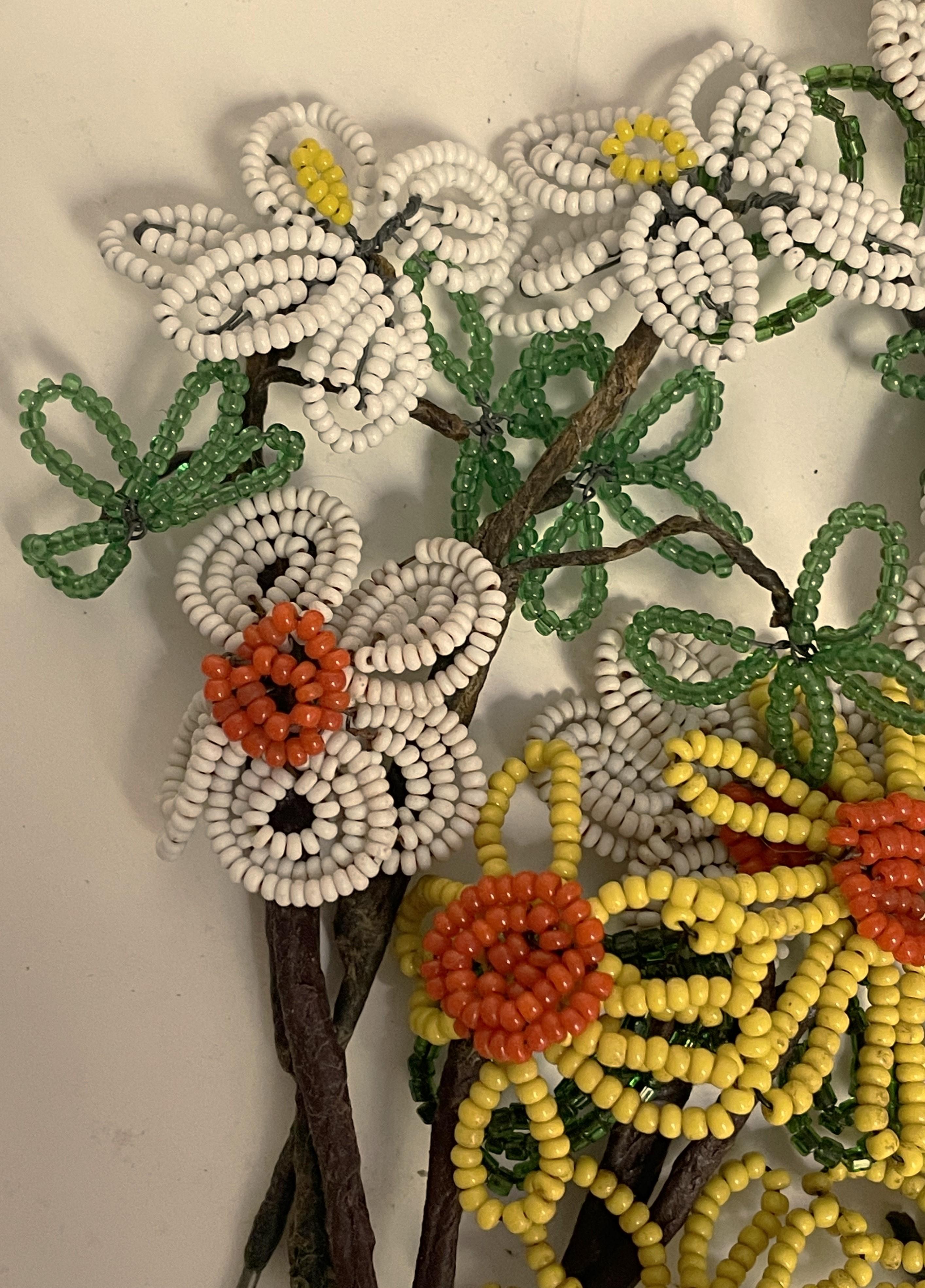 Mid-Century moderno Bastoncini di fiori piccoli fatti a mano con perline, decorazioni bianche e gialle, set di 17 pezzi in vendita