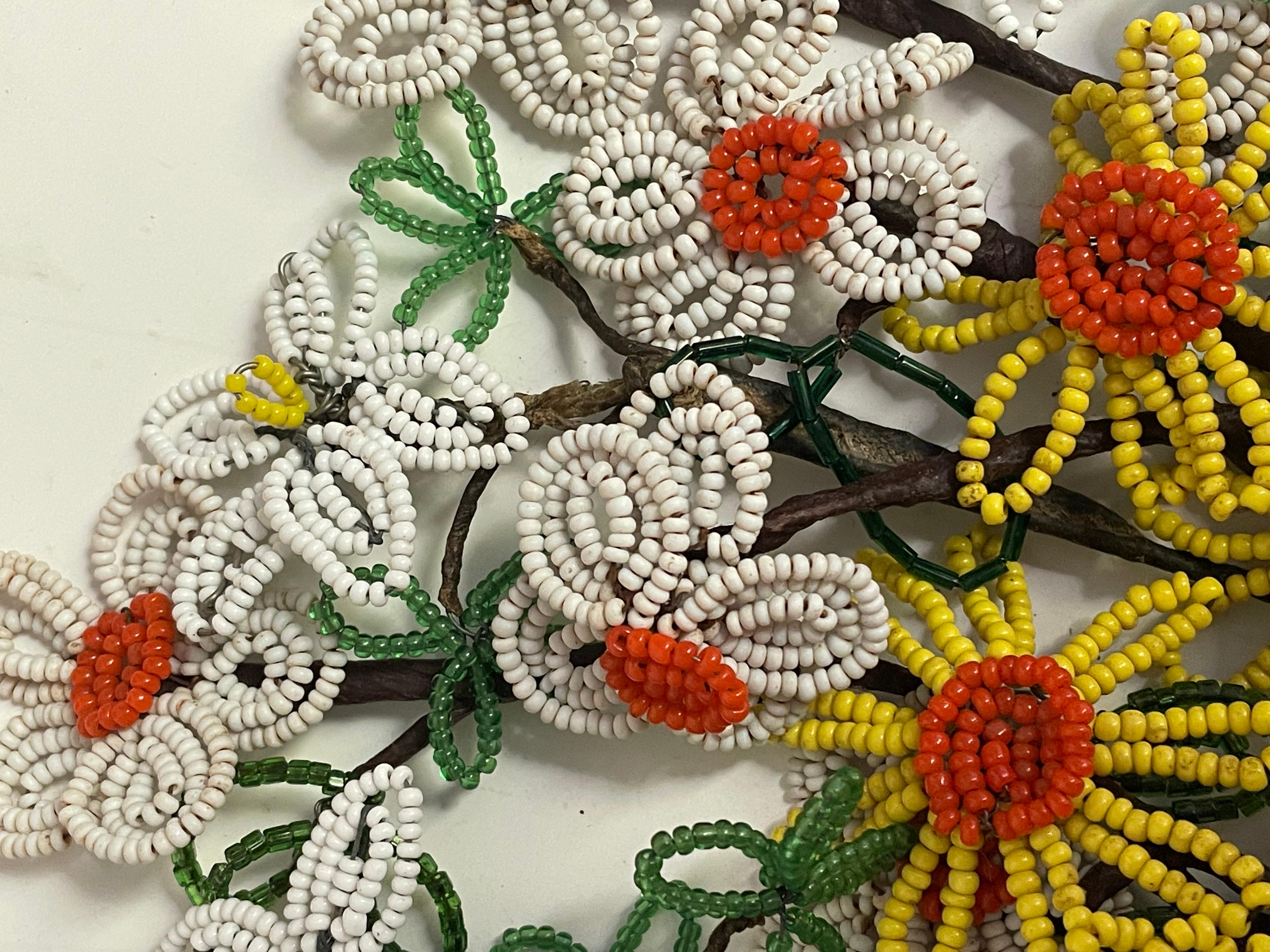 Americano Bastoncini di fiori piccoli fatti a mano con perline, decorazioni bianche e gialle, set di 17 pezzi in vendita
